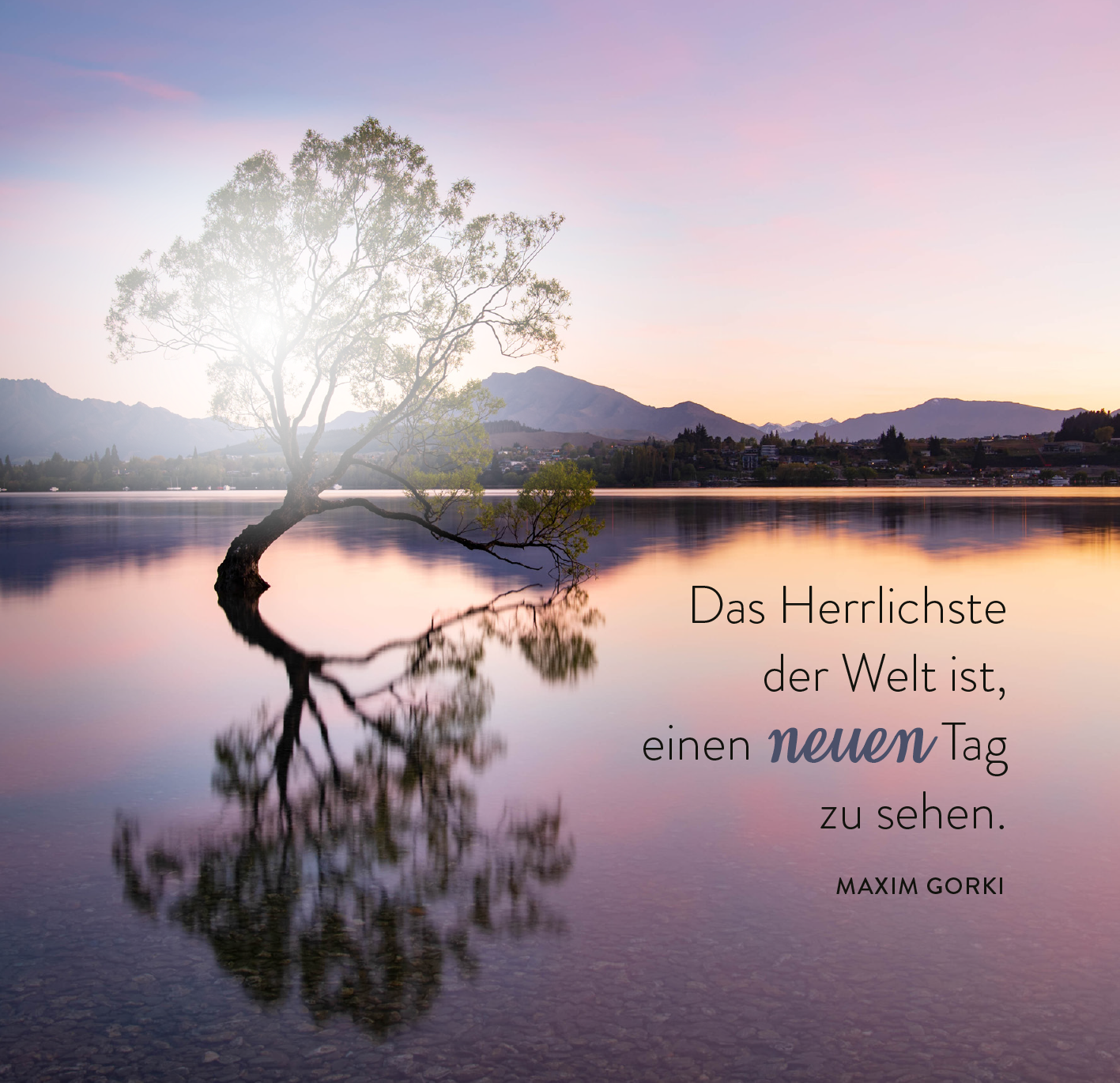 Gezeigt wird eine Innen- oder Zusatzansicht von „365 Tage Sonne im Herzen“. Die Abbildung zeigt eine ruhige Landschaft mit einem spiegelnden See, umgeben von sanften Bergen. In der Bildmitte steht ein einzelner Baum, der sanft beleuchtet wird. Der Text in eleganter, leicht geschwungener Schriftfarbe ist schwarz und graublau, er vermittelt eine positive Botschaft über den neuen Tag. Der Hintergrund strahlt warme, pastellige Töne aus, die eine harmonische Atmosphäre schaffen.