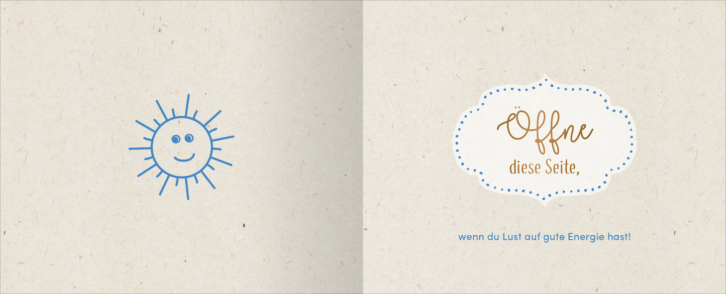 Gezeigt wird eine Innen- oder Zusatzansicht von „Kopf hoch – Alles wird wieder gut“. Auf der linken Seite ist eine lächelnde Sonne in sanften Blautönen abgebildet, die freundlich wirkt. Die rechte Seite zeigt den einladenden Text „Offne diese Seite“ in eleganter, goldbrauner Schrift, umrahmt von einem geschwungenen, punktierten Rand. Darunter steht in hellblauer Schrift: „wenn du Lust auf gute Energie hast!“. Der Hintergrund ist in einem natürlichen, cremefarbenen Ton gehalten.