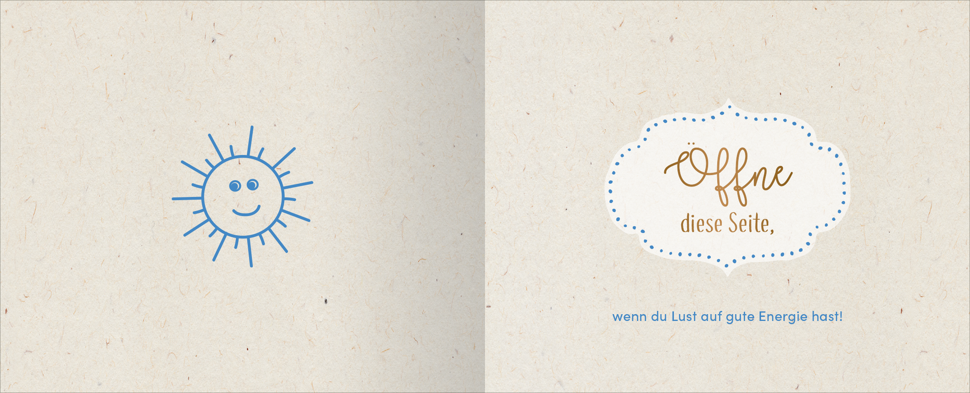 Gezeigt wird eine Innen- oder Zusatzansicht von „Kopf hoch – Alles wird wieder gut“. Auf der linken Seite ist eine lächelnde Sonne in sanften Blautönen abgebildet, die freundlich wirkt. Die rechte Seite zeigt den einladenden Text „Offne diese Seite“ in eleganter, goldbrauner Schrift, umrahmt von einem geschwungenen, punktierten Rand. Darunter steht in hellblauer Schrift: „wenn du Lust auf gute Energie hast!“. Der Hintergrund ist in einem natürlichen, cremefarbenen Ton gehalten.