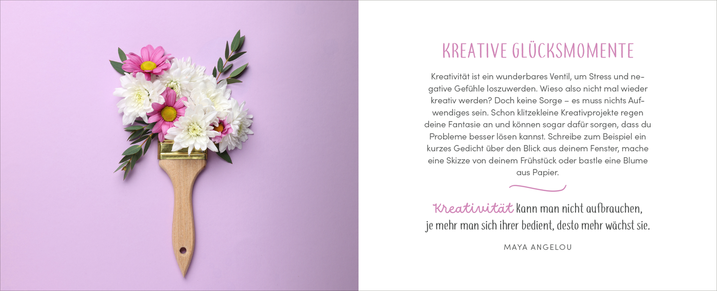 Gezeigt wird eine Innen- oder Zusatzansicht von „Kopf hoch – Alles wird wieder gut“. Die Seite präsentiert einen lila Hintergrund und zeigt einen Pinsel, der mit bunten Blumen dekoriert ist. Auf der rechten Seite steht der Titel „KREATIVIE GLÜCKSMOMENTE“ in einer eleganten, verschnörkelten Schrift in Rosa. Darunter folgt ein Zitat von Maya Angelou, das in einer klaren, serifenlosen Schrift in Schwarz verfasst ist. Die Gestaltung strahlt Freundlichkeit und Inspiration aus.