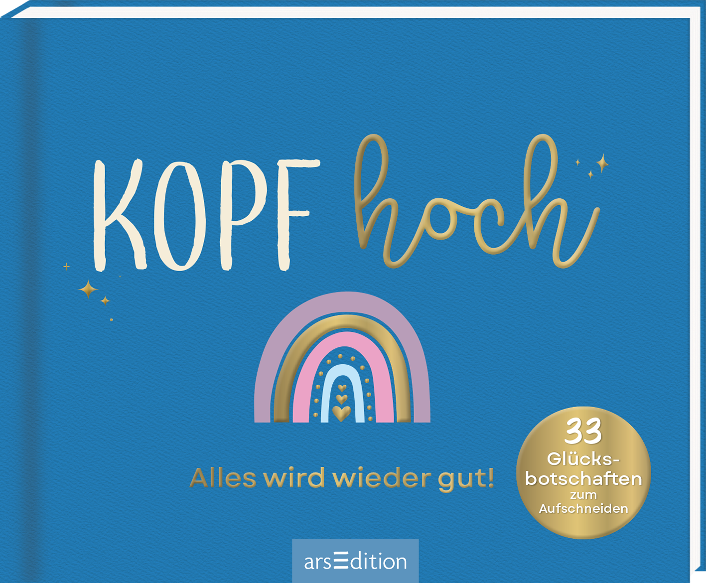Auf dem Buchcover ist ein tiefblauer Hintergrund zu sehen, der eine positive Atmosphäre vermittelt. Die Titelzeile „KOPF hoch“ ist in großen, verspielten, weiß und goldenen Buchstaben gestaltet. Ein bunter Regenbogen mit Herzmotiven ziert die Mitte, unterstützt von funkelnden Sternen. Darunter steht der Untertitel „Alles wird wieder gut!“ in klaren Buchstaben. In der unteren rechten Ecke befindet sich ein goldiger Button mit dem Text „33 Glücksbotschaften zum Aufschneiden“....