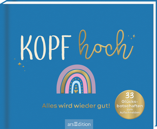 Auf dem Buchcover ist ein tiefblauer Hintergrund zu sehen, der eine positive Atmosphäre vermittelt. Die Titelzeile „KOPF hoch“ ist in großen, verspielten, weiß und goldenen Buchstaben gestaltet. Ein bunter Regenbogen mit Herzmotiven ziert die Mitte, unterstützt von funkelnden Sternen. Darunter steht der Untertitel „Alles wird wieder gut!“ in klaren Buchstaben. In der unteren rechten Ecke befindet sich ein goldiger Button mit dem Text „33 Glücksbotschaften zum Aufschneiden“....