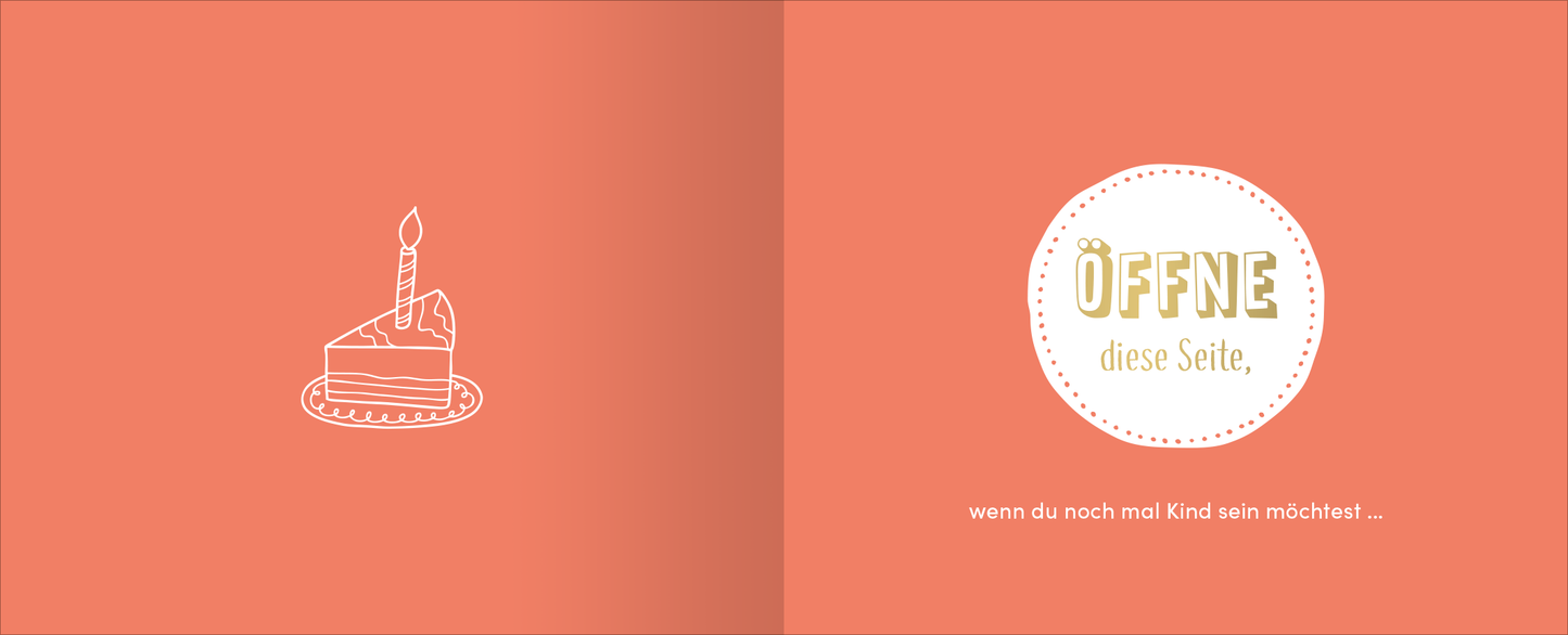 Gezeigt wird eine Innen- oder Zusatzansicht von „Endlich 18! Yay! Alles, was du ab jetzt tun darfst“. Die Seite präsentiert zarte korallfarbene Hintergründe mit einer einfachen, skizzierten Torte und einer Kerze auf der linken Seite. Auf der rechten Seite befindet sich ein runder, weißer Kreis mit goldener Schrift „ÖFFNE diese Seite“, umgeben von einem Punktmuster. Darunter steht der Text: „wenn du noch mal Kind sein möchtest…“. Die Typografie ist verspielt und ansprechend.