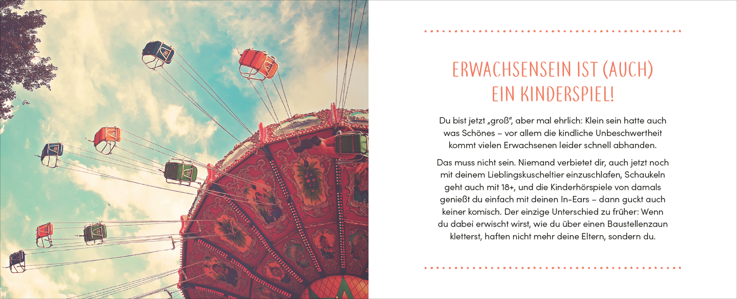 Gezeigt wird eine Innen- oder Zusatzansicht von „Endlich 18! Yay! Alles, was du ab jetzt tun darfst“. Auf der linken Seite ist ein nostalgisches Karussell mit bunten Gondeln abgebildet, das in einem blauen Himmel schwebt. Die rechte Seite enthält den Titel „ERWACHSENSEIN IST (AUCH) EIN KINDERSPIEL!“ in einer verspielten, auffälligen Schrift in einem warmen Orange. Der Fließtext ist in einer klaren, gut lesbaren Schrift gehalten und ergänzt das farbenfrohe Layout.