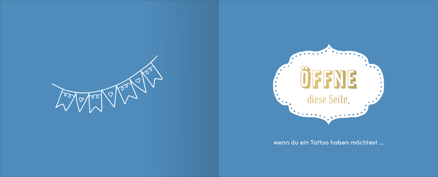 Gezeigt wird eine Innen- oder Zusatzansicht von „Endlich 18! Yay! Alles, was du ab jetzt tun darfst“. Die Seite zeigt einen hellblauen Hintergrund. Links verläuft eine einfache, weiße Wimpelkette. Rechts befindet sich ein dekoratives, beigefarbenes Textfeld mit der Aufschrift „ÖFFNE diese Seite“. Darunter steht in kleinerer Schrift „wenn du ein Tattoo haben möchtest ...“. Die Typografie ist verspielt und einladend gestaltet.