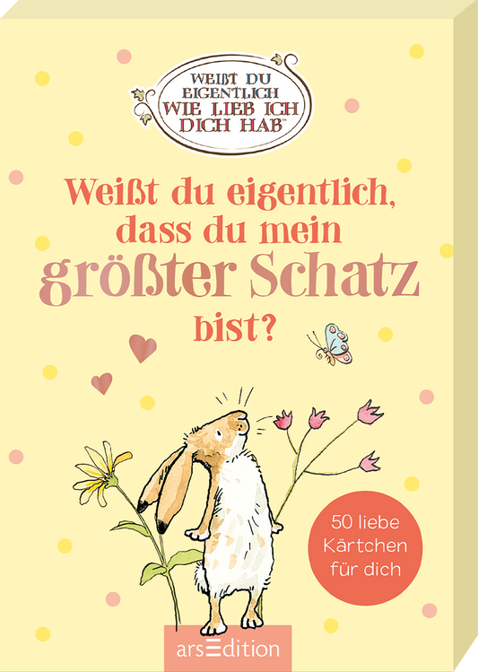 Das Buchcover zeigt einen hellen, sanften Hintergrund in einem zarten Gelbton. In der oberen Mitte befindet sich ein ovales, weißes Schild mit der Aufschrift „WEISST DU EIGENTLICH WIE LIEB ICH DICH HAB“. Darunter steht in großen, rosafarbenen Buchstaben: „WEISST DU EIGENTLICH, DASS DU MEIN GRÖSSTER SCHATZ BIST?“ Ein niedliches Häschen umgeben von Blumen und kleinen Herzen verleiht dem Cover eine liebevolle Atmosphäre. Ganz unten mittig steht der Logoschriftzug von arsEdition.