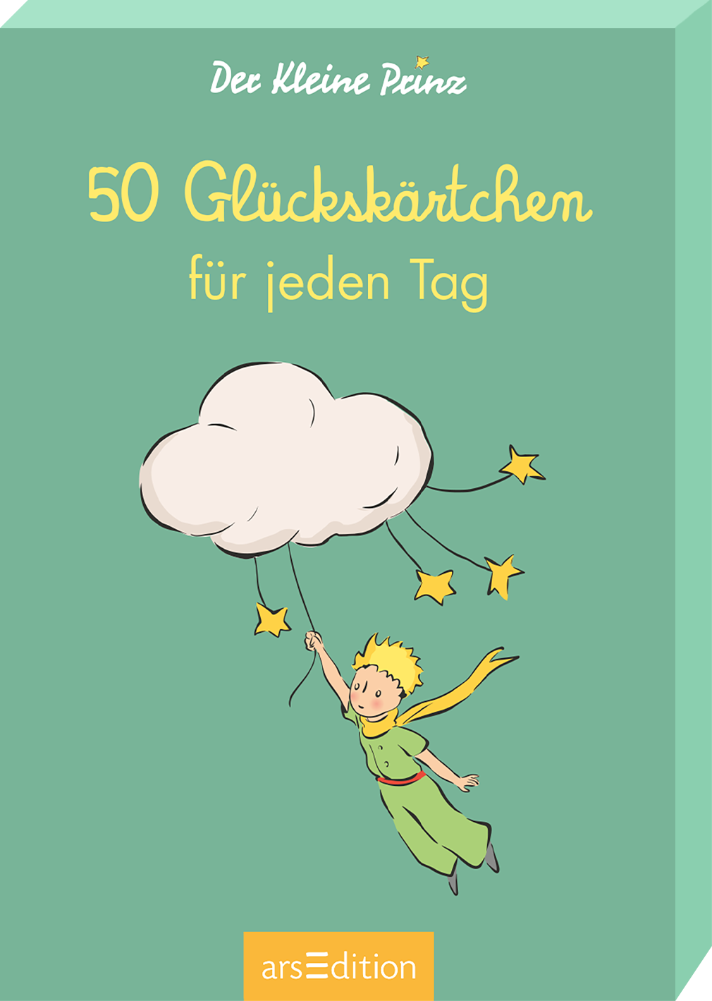 Das Buchcover zeigt einen kleinen Prinzen mit blonden Locken, der vor einem hellgrünen Hintergrund schwebt. Er hält an zwei Fäden, die mit einem weißen, wolkenförmigen Element verbunden sind, das von goldenen Sternen umgeben ist. Der Titel „50 Glückskärtchen für jeden Tag“ ist in freundlicher, gelber Schrift gestaltet und befindet sich zentral im oberen Bereich. Darüber steht „Der kleine Prinz“ in einer kleineren, verspielten Schrift. Ganz unten mittig steht der Logoschriftzug...