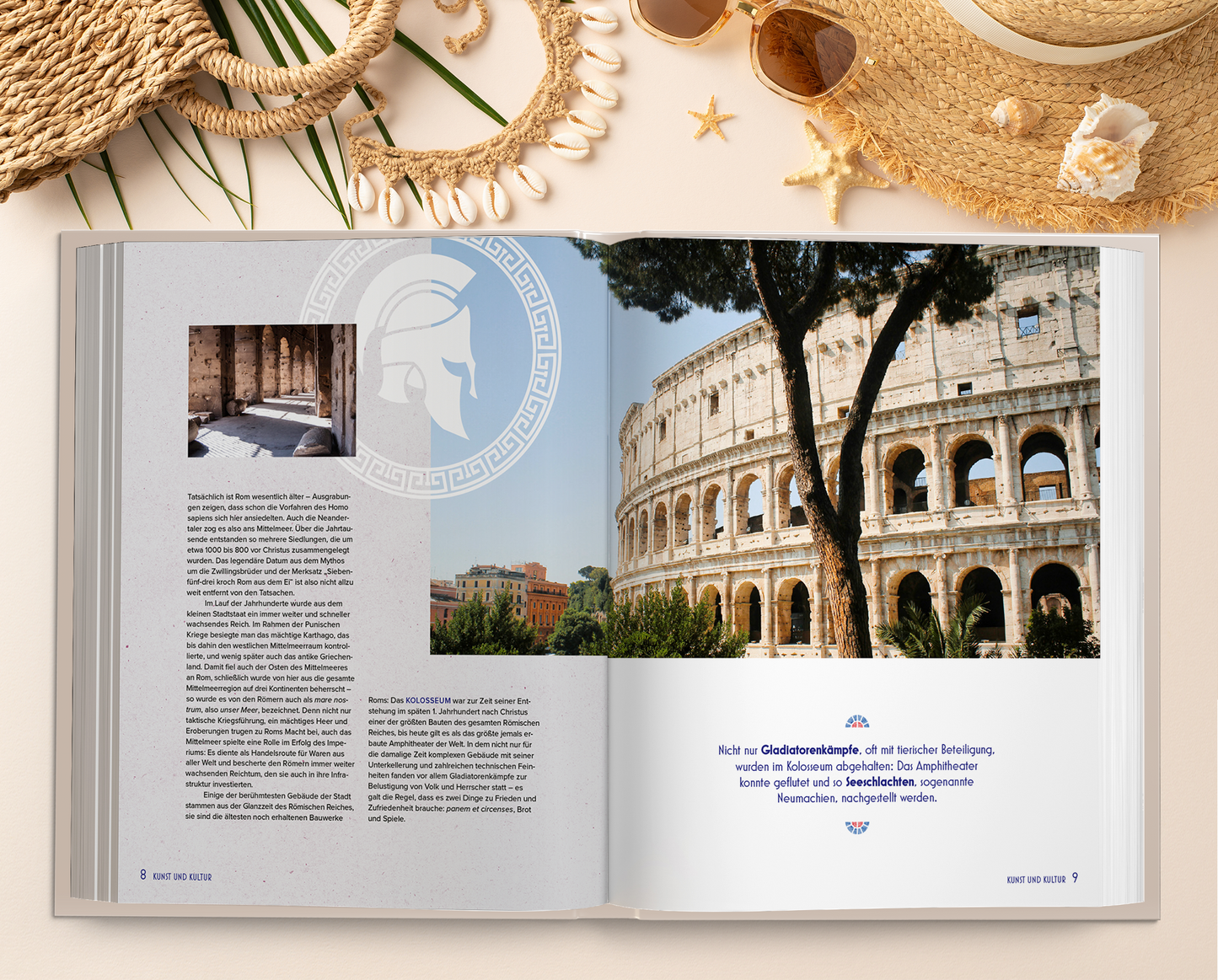 Gezeigt wird eine Innen- oder Zusatzansicht von „Ein Traum in Blau“. Die Doppelseite präsentiert eine ansprechende Kombination aus Bildern und Texten. Auf der linken Seite ist ein großes Bild eines historischen Bauwerks zu sehen, umrahmt von einem hellen Hintergrund. Rechts darunter befindet sich ein erläuternder Text in einer klaren, gut lesbaren Schrift. Die Farben sind sanft und harmonisch, wobei Blautöne dominiert werden, die eine traumhafte Atmosphäre schaffen.