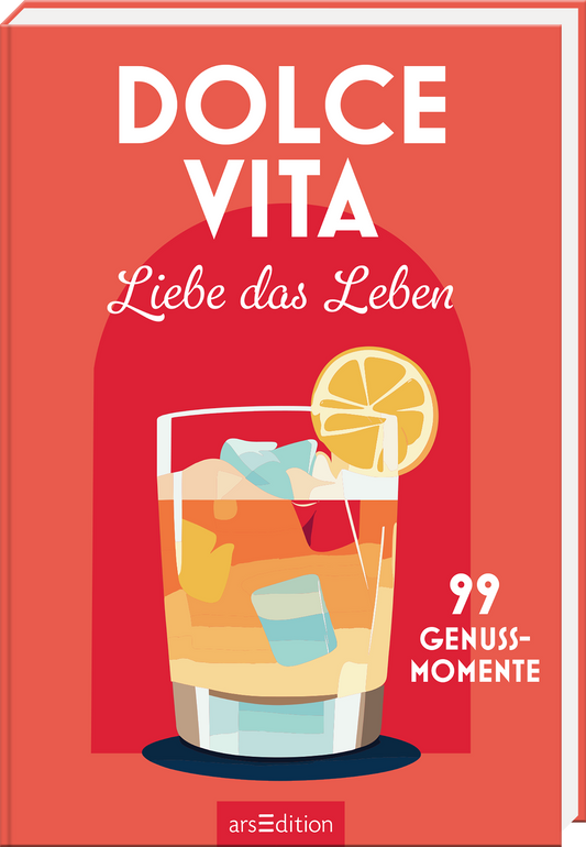 Auf dem Buchcover „Dolce Vita – Liebe das Leben“ ist ein stilisiertes Glas mit einem bunten Getränk, Eiswürfeln und einer Zitronenscheibe abgebildet. Der Hintergrund ist in einem warmen Rotton gehalten. Der Titel „DOLCE VITA“ ist in großen, weißen Buchstaben am oberen Rand platziert, während der Untertitel „Liebe das Leben“ in einer geschwungenen Schrift darunter steht. Unten links steht „99 Genuss-Momente“ in einer markanten, dunklen Schrift. Ganz unten mittig steht der...