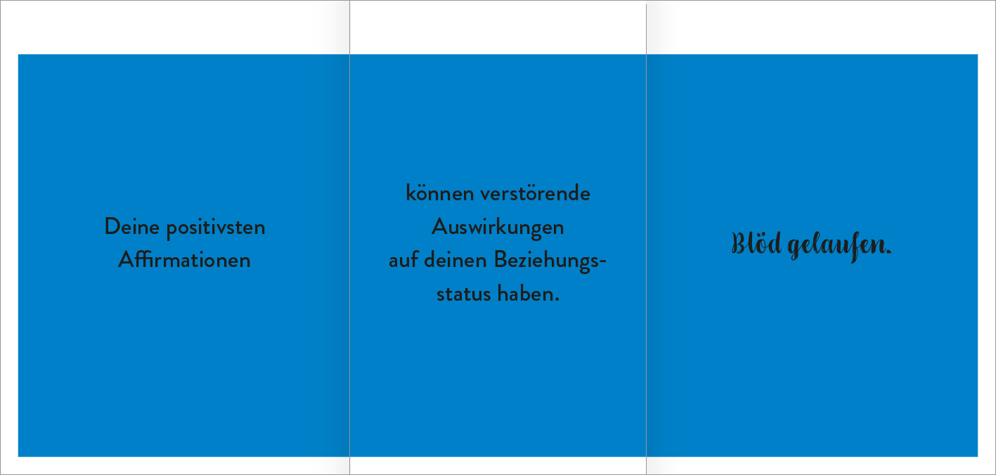 Gezeigt wird eine Innen- oder Zusatzansicht von „Der Demotivator“. Der Hintergrund ist in einem kräftigen Blau gehalten. Auf der linken Seite steht in leichter, weißer Schrift „Deine positivsten Affirmationen“. In der Mitte wird in schwarzer, mittlerer Schrift der Satz „können verstörende Auswirkungen auf deinen Beziehungsstatus haben“ angezeigt. Rechts ist in einer eleganten, geschwungenen Schrift „Blöd gelaufen“ zu lesen. Die Typografie ist klar und gut lesbar.