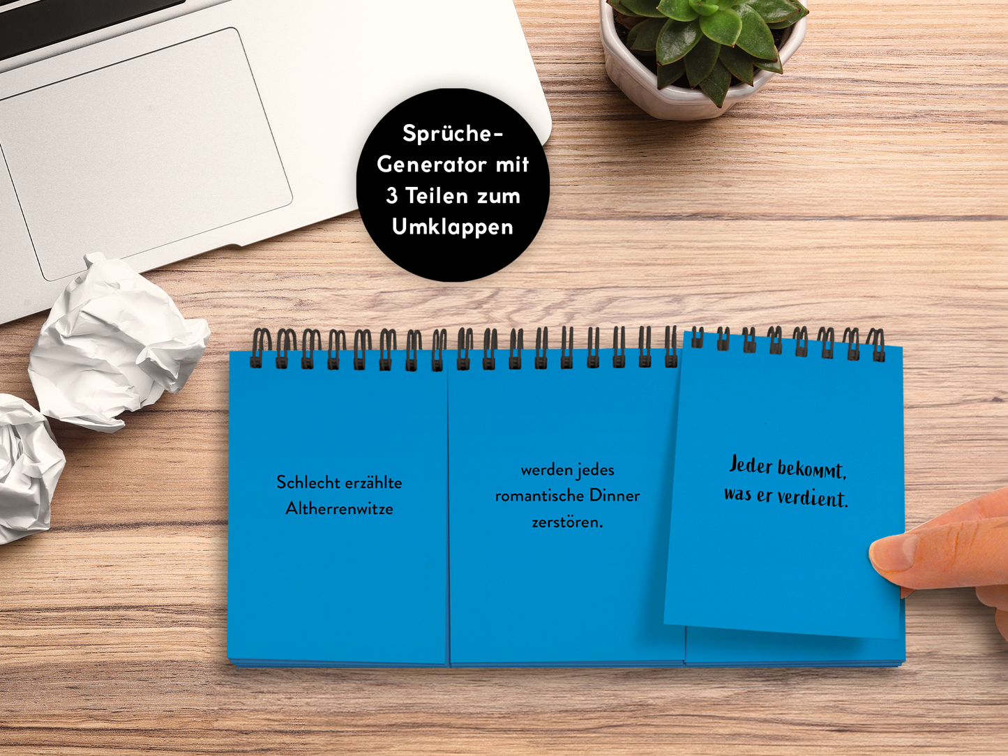 Gezeigt wird eine Innen- oder Zusatzansicht von „Der Demotivator“. Die Ansicht zeigt einen blauen, spiralförmig gebundenen Sprüche-Generator, bestehend aus drei Teilen zum Umklappen. Auf den ersten beiden Teilen stehen die Texte „Schlecht erzählte Altenwitze“ und „werden jedes romantische Dinner zerstören“. Der dritte Teil wird gerade umgeklappt und zeigt den Satz „Jeder bekommt, was er verdient“. Der Hintergrund ist ein Holztisch, auf dem eine Pflanze und zerknülltes...