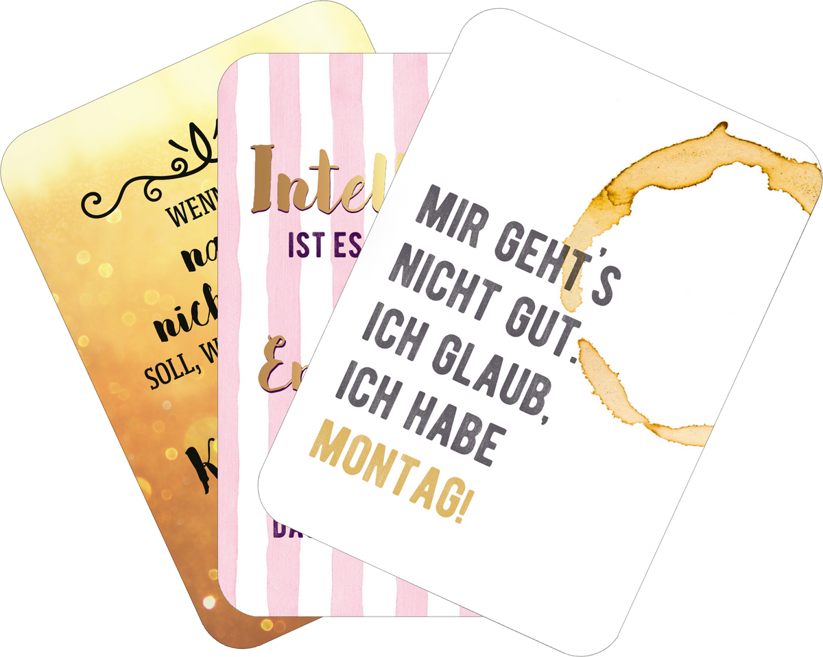 Gezeigt wird eine Innen- oder Zusatzansicht von „Einer von uns beiden ist blöder als ich.“ Es sind drei Spielkarten zu sehen. Die linke Karte hat einen goldenen Hintergrund mit glitzernden Elementen und dem Text „Wenn ich nicht…“. Die mittlere Karte weist rosa-weiße Streifen und den Text „Intelligenz ist…“ auf. Die rechte Karte zeigt einen schlichten weißen Hintergrund mit einem Kaffeefleck und dem prägnanten Text „Mir geht’s nicht gut, ich glaub, ich habe Montag!“ in...