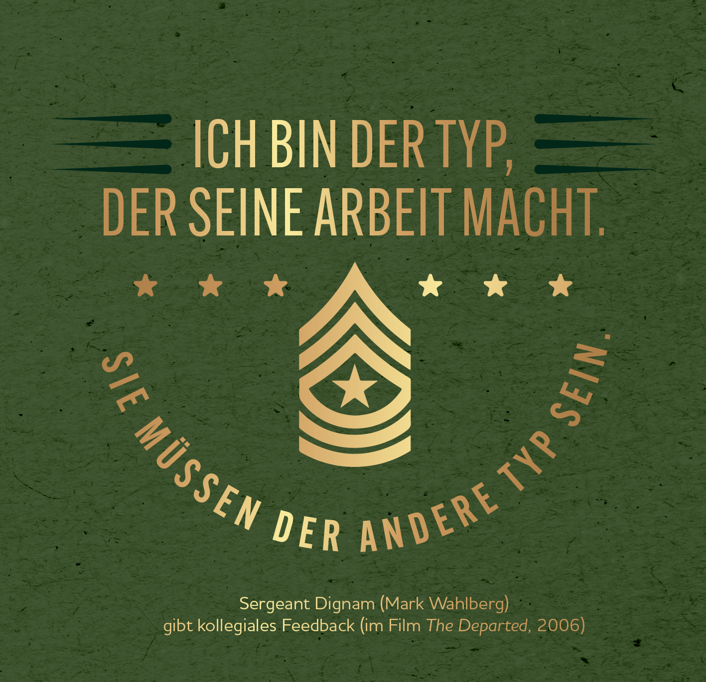 Gezeigt wird eine Innen- oder Zusatzansicht von „Stilvoll beleidigen“. Die Gestaltung zeigt einen grünen Hintergrund mit goldenen Schriftzügen. Der zentrale Satz „ICH BIN DER TYP, DER SEINE ARBEIT MACHT“ ist in prägnanter, serifenloser Typografie abgebildet. Unterhalb befindet sich eine stilisierte Abzeichenform, die von drei Sternen flankiert wird. Der Text „SIE MÜSSEN DER ANDERE TYP SEIN“ umrahmt das Abzeichen in einem freundlichen, gut lesbaren Schriftstil.