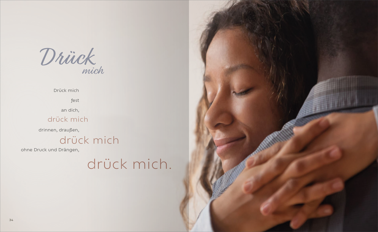 Gezeigt wird eine Innen- oder Zusatzansicht von „Umarmt werden“. Auf der linken Seite steht in geschwungener Schrift „Drück mich“ in Blau, gefolgt von poetischen Aufforderungen in sanften Erdtönen. In der rechten Bildhälfte umarmen sich eine lächelnde Frau und ein Mann, was Nähe und Geborgenheit symbolisiert. Die Typografie ist verspielt und emotional, während die Farbpalette warme Töne verwendet, um eine einladende Atmosphäre zu schaffen.