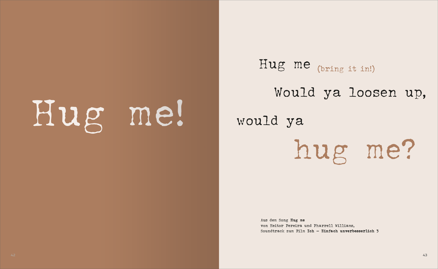 Gezeigt wird eine Innen- oder Zusatzansicht von „Umarmt werden“. Die Doppelseite präsentiert zwei kontrastierende Hintergründe in Braun- und Beigetönen. Links steht groß und handschriftlich „Hug me!“ in weißer Farbe, während auf der rechten Seite der Text mehrzeilig in unterschiedlichen Schriftgrößen und -stilen angeordnet ist. Der Haupttext „Hug me (bring it in)“ ist in einem sanften Braun gehalten, unterstrichen von einer auffälligen Schriftart. Die Gesamtanmutung...