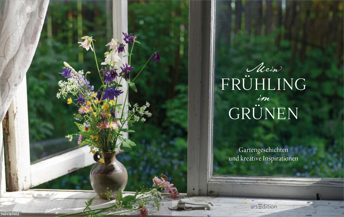 Gezeigt wird eine Innen- oder Zusatzansicht von „Mein Frühling im Grünen“. Die Szene zeigt einen offenen Fensterrahmen mit einem zarten Strauß bunter Wildblumen in einer braunen Keramikvasen. Die Farben sind lebhaft und frisch, dominierend sind Violett-, Weiß- und Grüntöne. Im Hintergrund ist ein blühendes, grünes Umfeld sichtbar. Der Titel „Mein FRÜHLING im GRÜNEN“ ist in eleganter, geschwungener Schrift in Weiß und Schwarz gehalten, ergänzt durch den Untertitel...