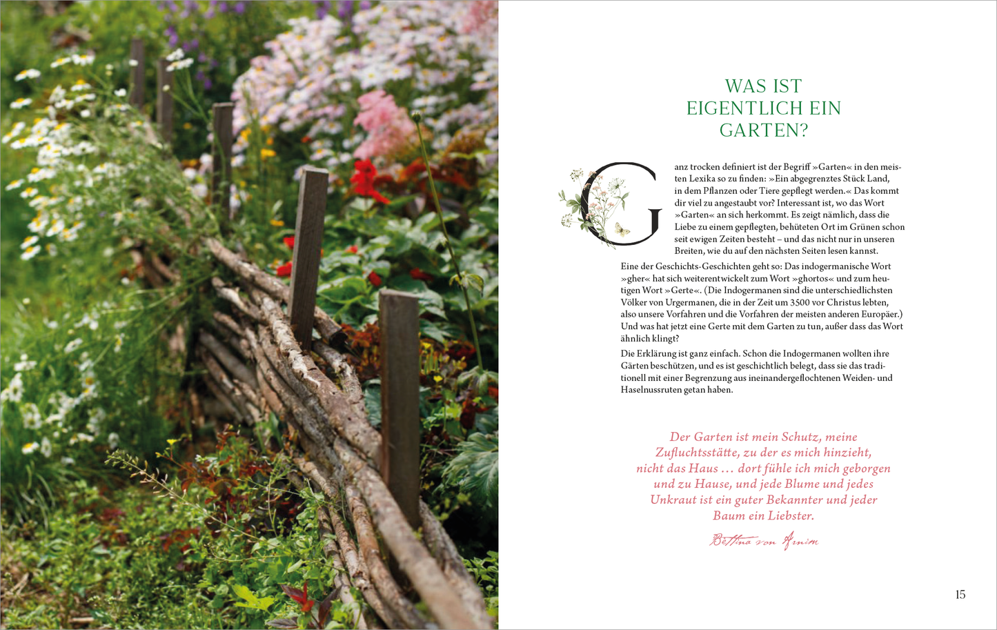 Gezeigt wird eine Innen- oder Zusatzansicht von „Mein Frühling im Grünen“. Die Seite zeigt eine harmonische Kombination aus einem blühenden Garten mit einer rustikalen Holzumrandung. Links ist ein dichter Blumenbeet-Bereich mit bunten Blüten in sanften Farbtönen, während rechts der Text in einer eleganten Serifenschrift gesetzt ist. Die Überschrift „Was ist eigentlich ein Garten?“ hebt sich durch eine größere Schriftgröße ab und verwendet eine elegante Schriftart. Die sanften...