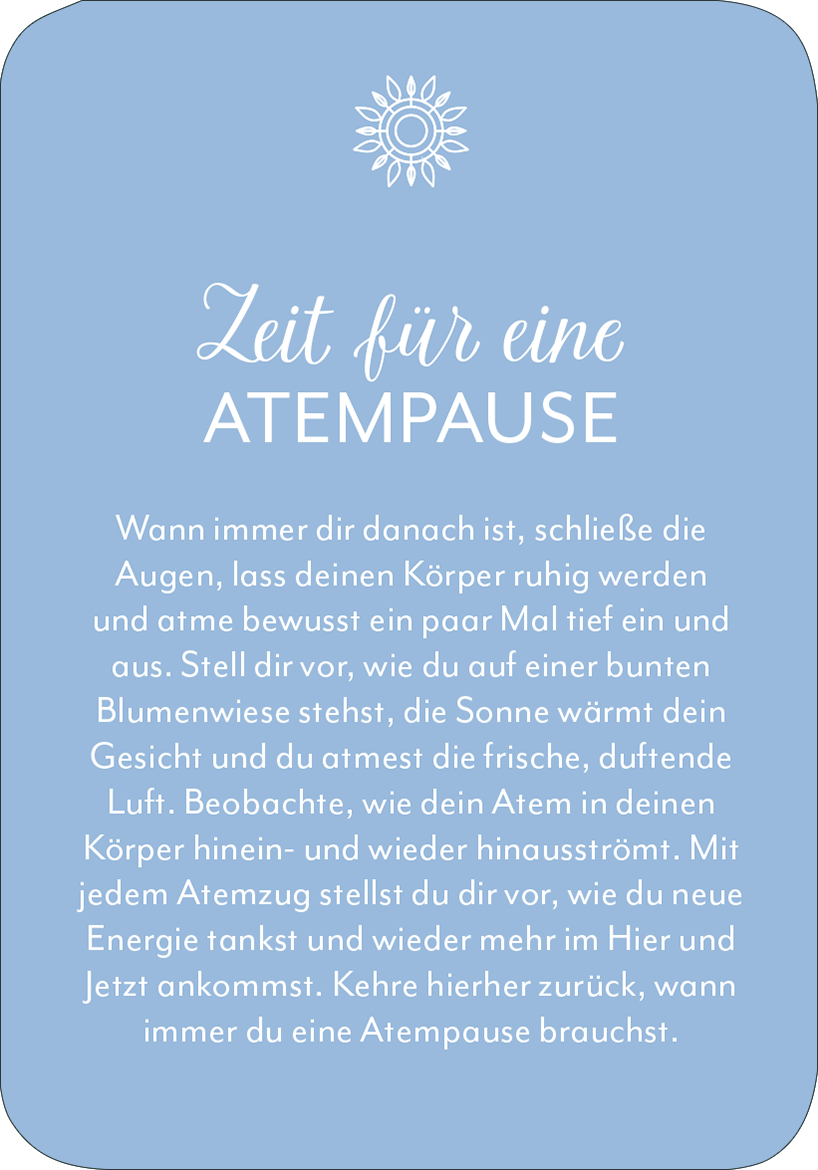 Gezeigt wird eine Innen- oder Zusatzansicht von „Wiesenglück“. Der Hintergrund ist in einem sanften Blau gehalten. In der oberen Mitte befindet sich ein Symbol in Form einer Sonne. Der Titel „Zeit für eine ATEMPAUSE“ ist in einer eleganten, verspielten Schriftart in Weiß gestaltet. Darunter folgt ein einladender Text, der in einer gut lesbaren, leicht geschwungenen Schrift verfasst ist. Die gesamte Gestaltung vermittelt Ruhe und Entspannung.