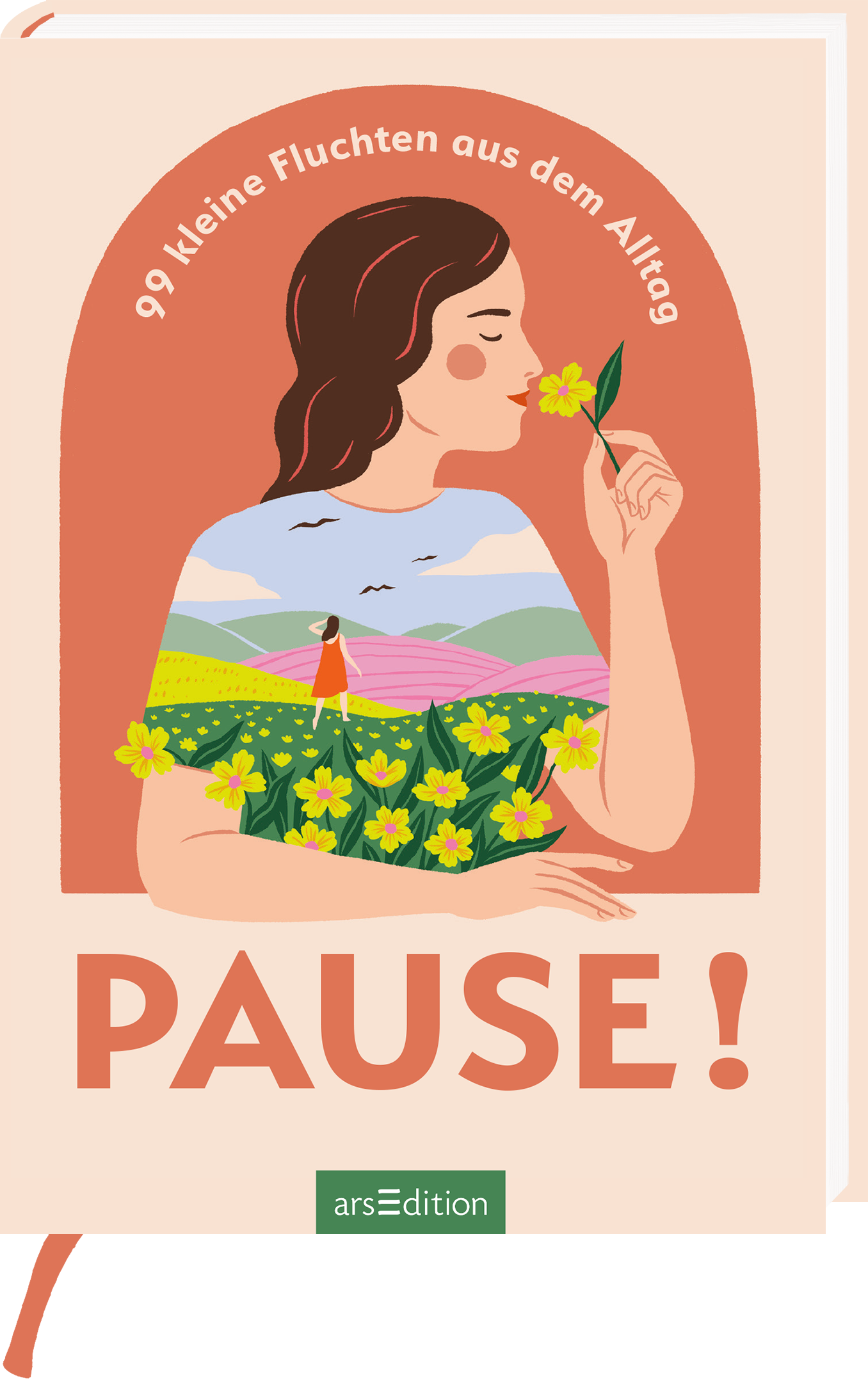 Das Buchcover zeigt eine stilisierte Frau mit schulterlangen, braunen Haaren, die sanft eine gelbe Blume an ihre Lippen hält. Ihre Kleidung ist in sanften Farben gehalten und zeigt eine idyllische Landschaft mit grünen Feldern und einem blauen Himmel. Der Titel „PAUSE!“ steht in großer, kräftiger Schrift in einem warmen Terrakotta-Ton. Darüber steht der Untertitel „99 kleine Fluchten aus dem Alltag“ in kleinerer Schrift. Ganz unten mittig steht der Logoschriftzug von arsEdition.