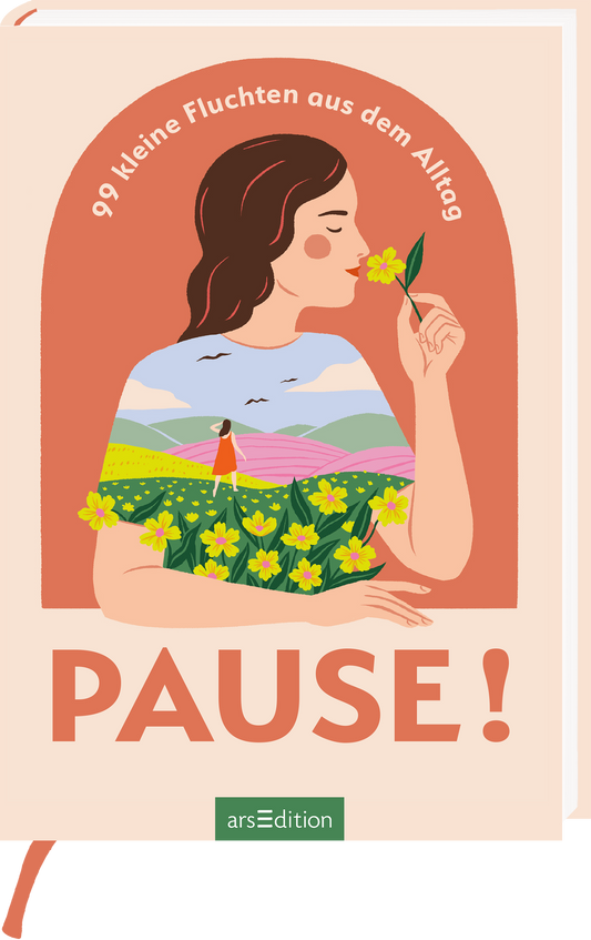 Das Buchcover zeigt eine stilisierte Frau mit schulterlangen, braunen Haaren, die sanft eine gelbe Blume an ihre Lippen hält. Ihre Kleidung ist in sanften Farben gehalten und zeigt eine idyllische Landschaft mit grünen Feldern und einem blauen Himmel. Der Titel „PAUSE!“ steht in großer, kräftiger Schrift in einem warmen Terrakotta-Ton. Darüber steht der Untertitel „99 kleine Fluchten aus dem Alltag“ in kleinerer Schrift. Ganz unten mittig steht der Logoschriftzug von arsEdition.