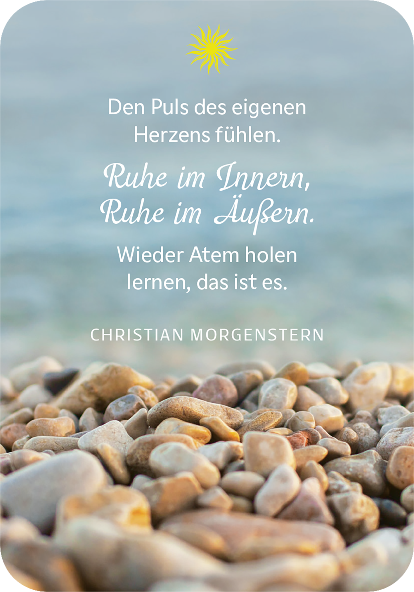 Gezeigt wird eine Innen- oder Zusatzansicht von „Achtsam atmen – Dein Weg zu innerer Ruhe“. Der Hintergrund zeigt eine sanfte Unschärfe von Wasser, überlagert mit einem Zitat. Die Schrift ist in einer eleganten serifenlosen Schriftart gehalten, wobei der Haupttext „Ruhe im Innern, Ruhe im Äußern.“ in einer geschwungenen, leicht verspielten Schrift steht. Die Farben sind in sanften Blau- und Erdtönen gehalten, ergänzt durch eine goldene Sonne oben im Bild, was eine beruhigende...