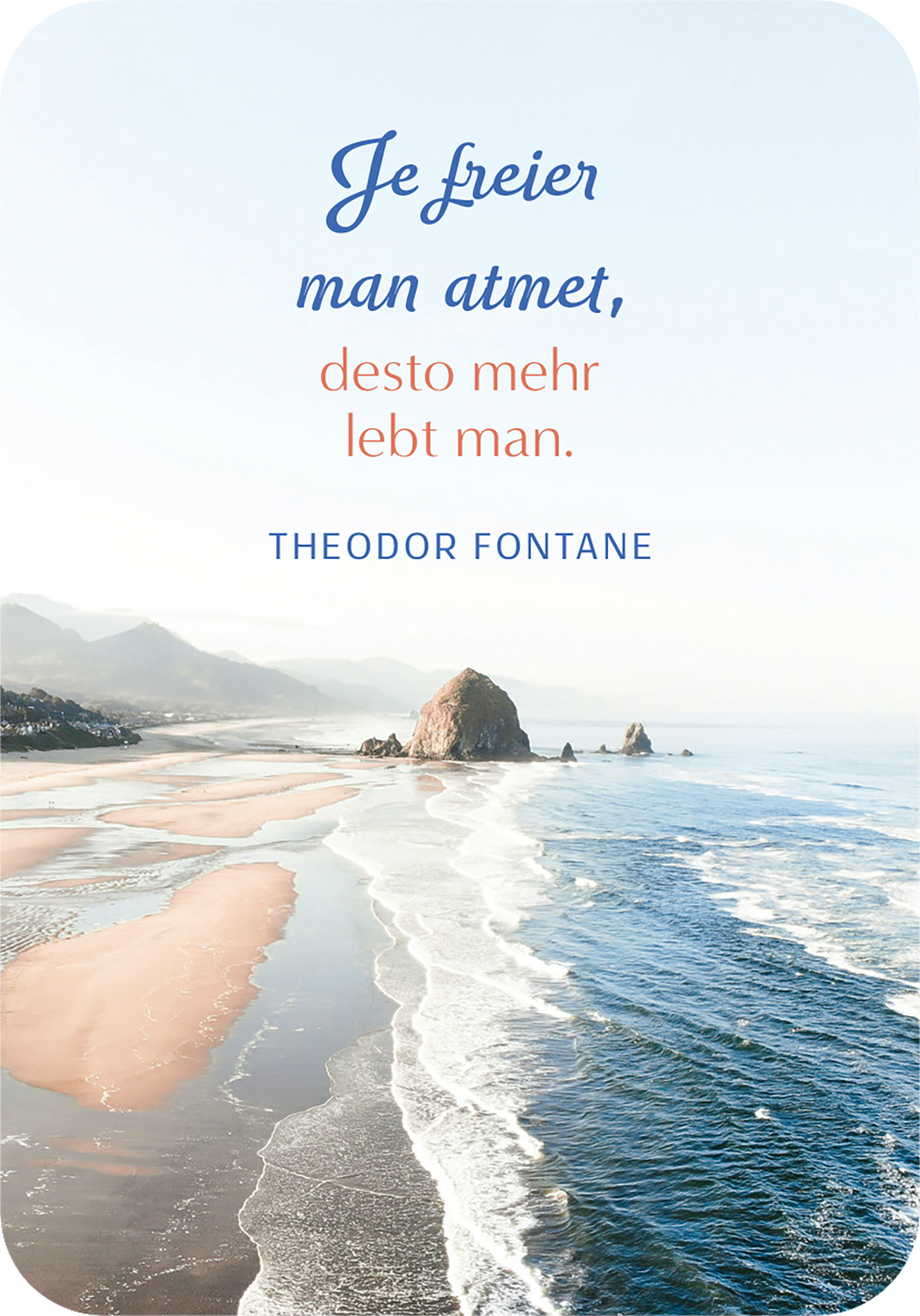 Gezeigt wird eine Innen- oder Zusatzansicht von „Achtsam atmen – Dein Weg zu innerer Ruhe“. Die Gestaltung präsentiert einen hellen, harmonischen Hintergrund mit einem sanften Meerblick und Küstenlandschaft. Der Text ist in zwei Schriftarten gehalten: Die erste Zeile in eleganter, blauer Schreibschrift, die zweite in schlichten Großbuchstaben in dunklem Blau. Der Zitatinhalt stammt von Theodor Fontane und ist in orange hervorgehoben, was einen warmen Akzent setzt.