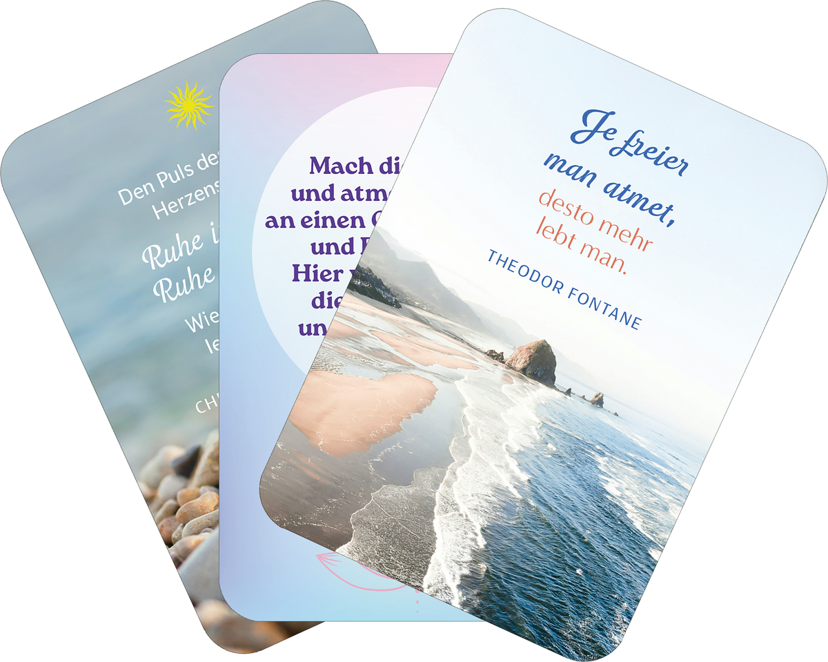 Gezeigt wird eine Innen- oder Zusatzansicht von „Achtsam atmen – Dein Weg zu innerer Ruhe“. Die Ansicht zeigt drei Karten mit sanften Farben wie Blau, Rosa und Violett. Jede Karte enthält unterschiedliche inspirierende Texte in einer gut lesbaren, modernen Schrift. Die Gestaltung umfasst Bilder von Naturmotiven, wie Strand und Steine, sowie eine stilisierte Sonne und Kreise, die für Ruhe und Achtsamkeit stehen.