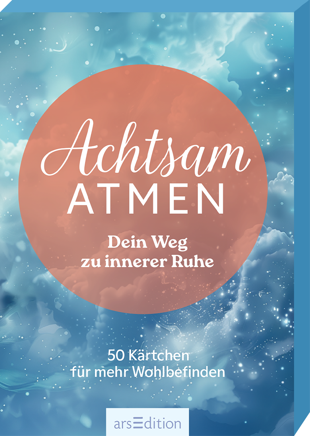 Das Buchcover zeigt einen sanften, pastellfarbenen Hintergrund in Blau- und Türkistönen, der an eine wolkige Himmelsszene erinnert. Im Zentrum befindet sich ein großer, runder, rosaner Kreis mit der auffälligen, geschwungenen Schrift „Achtsam ATEMEN“ in Weiß. Darunter steht in kleinerer Schriftgröße „Dein Weg zu innerer Ruhe“, gefolgt von „50 Kärtchen für mehr Wohlbefinden“. Ganz unten mittig steht der Logoschriftzug von arsEdition.