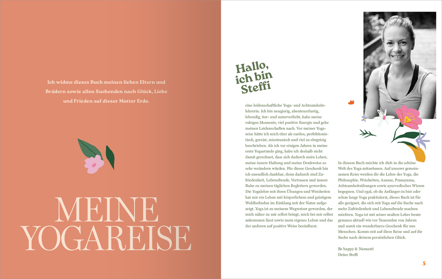 Gezeigt wird eine Innenansicht von „Yoga“. Auf der linken Seite ist der Titel „MEINE YOGAREISE“ in einer eleganten, serifenbetonten Typografie auf einem sanften, rosa Hintergrund zu sehen. Rechts befindet sich ein einführender Text mit der Überschrift „Hallo, ich bin Steffi“ in einer modernen, klaren Schriftart. Die Seite ist mit floralen Illustrationen in zarten Farben verziert, die das Design freundlich und einladend wirken lassen.