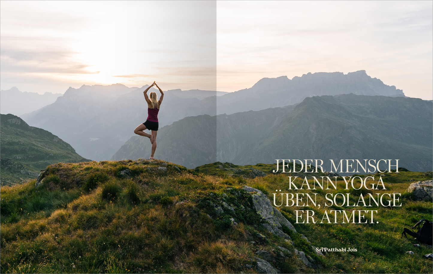 Gezeigt wird eine Innen- oder Zusatzansicht von „Yoga“. Die Szene zeigt eine Person in einer Yoga-Positur auf einem Hügel, umgeben von einer Berglandschaft. Der Himmel ist in sanften Farben gehalten, während die typografische Gestaltung der Botschaft „Jeder Mensch kann Yoga üben, solange er atmet“ in einer klaren, eleganten Schrift rechts im Bild präsentiert wird. Die Farbpalette kombiniert natürliche Erdtöne mit einem beruhigenden Abendlicht.