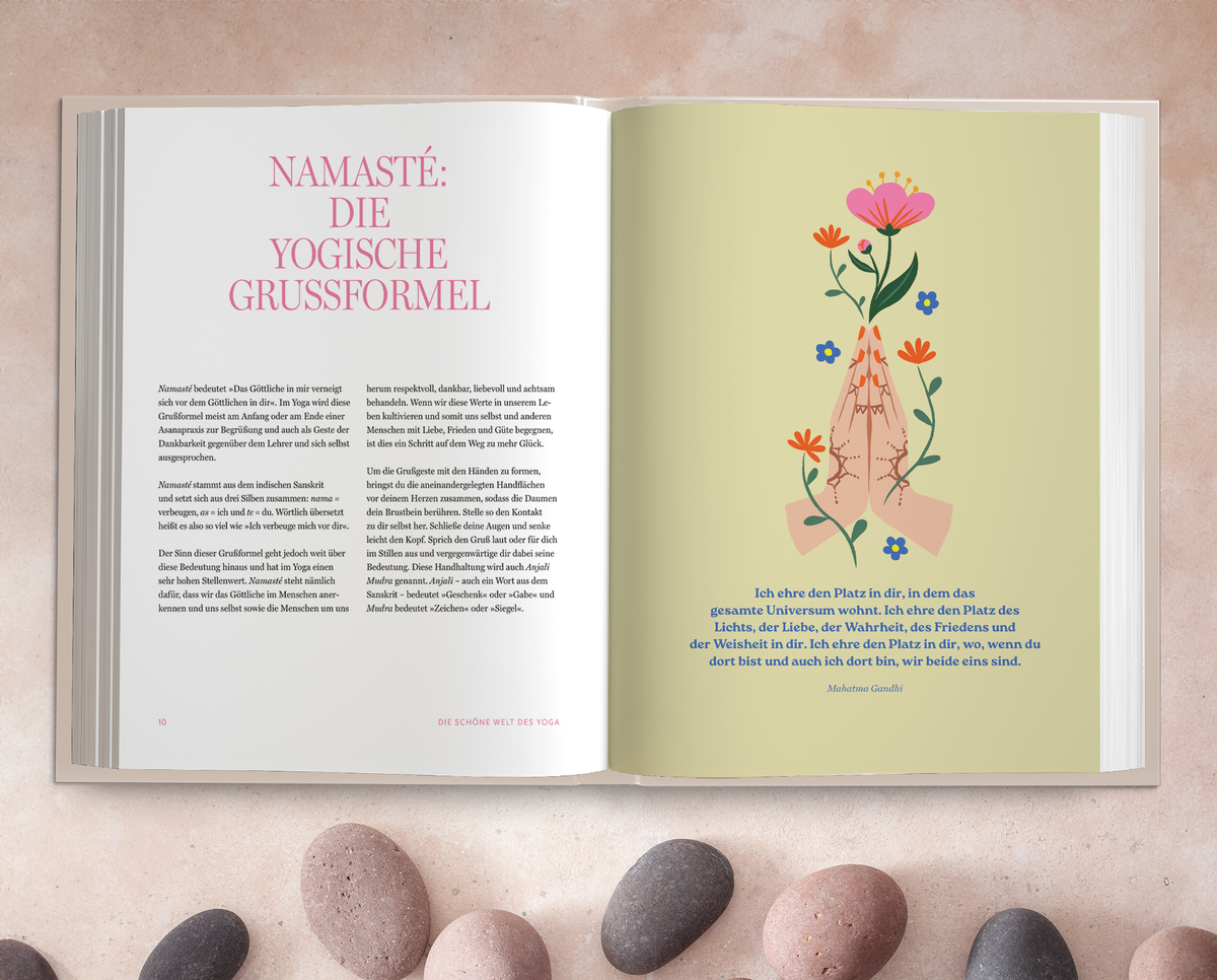 Gezeigt wird eine Innenansicht von „Yoga“. Auf der linken Seite ist der Titel „NAMASTÉ: DIE YOGISCHE GRUSSFORMEL“ in auffälligem Pink gesetzt, während der darunterliegende Text in einer klaren, gut lesbaren Schriftart in Schwarz gehalten ist. Die rechte Seite zeigt eine illustrative Darstellung in sanften Farben, mit einer Blume und Wurzeln vor einem hellgrünen Hintergrund. Der Text ist in einer eleganten, leicht lesbaren Schrift in Blau und vermittelt eine harmonische Atmosphäre.