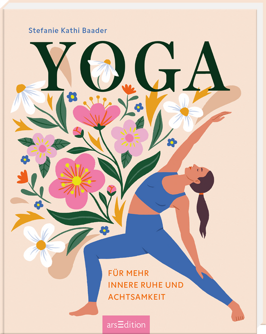 Auf dem Cover steht der Titel „YOGA“ in großen, dunkelgrünen Buchstaben. Darunter befindet sich der Untertitel „FÜR MEHR INNERE RUHE UND ACHTSAMKEIT“ in kleinerer, heller Schrift. Die Illustration zeigt eine Person in einer Yoga-Positur auf einem pastellfarbenen Hintergrund, umgeben von bunten Blumen und Blättern, die eine harmonische und friedliche Atmosphäre schaffen. Ganz oben ist der Name der Autorinnen Stefanie Kathi Baader vermerkt. Ganz unten mittig steht der Logoschriftzug...