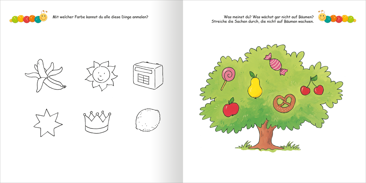 Gezeigt wird eine Innen- oder Zusatzansicht von „Lernraupe – Mein großes Übungsbuch für den Kindergarten“. Die Doppelseite zeigt auf der linken Seite skizzierte Objekte, darunter eine Banane, eine Sonne und eine Krone, in schwarz-weiß. Auf der rechten Seite ist ein bunter, grüner Baum abgebildet, der mit verschiedenen Früchten und Süßigkeiten verziert ist. Die Typografie ist kindgerecht und klar, mit Fragen, die im oberen Bereich in großer Schrift hervorgehoben sind.