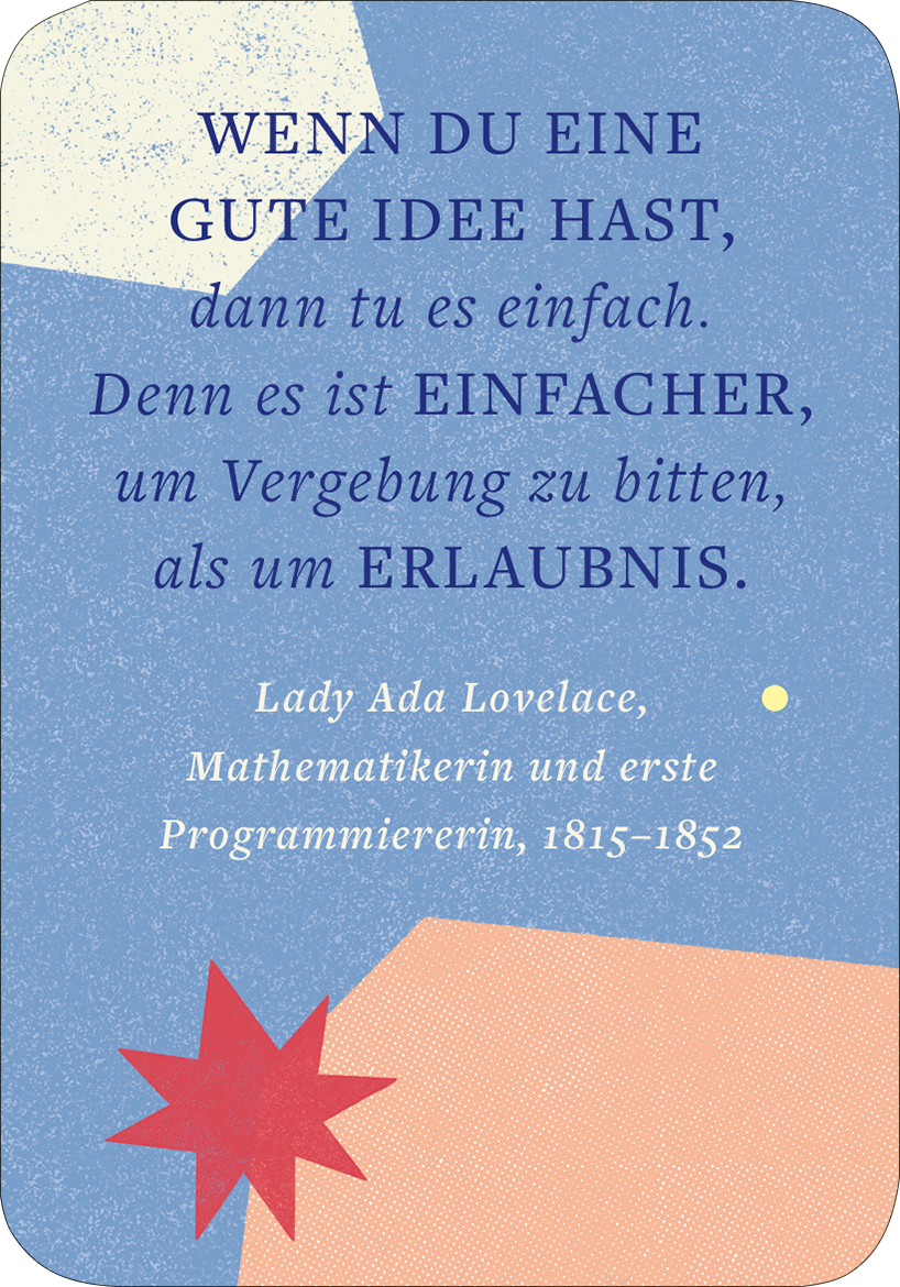 Gezeigt wird eine Innen- oder Zusatzansicht von „Mindset für starke Frauen“. Der Hintergrund ist in sanften Blau- und Beigetönen gehalten, mit geometrischen Formen. Im Mittelpunkt steht ein Zitat von Lady Ada Lovelace in eleganter, dunkler Schrift. Die Worte „EINFACHER“ und „ERLAUBNIS“ sind hervorgehoben und größer geschrieben. Eine rote sternartige Form verleiht dem Design eine dynamische Note. Die gesamte Gestaltung wirkt ansprechend und motivierend.