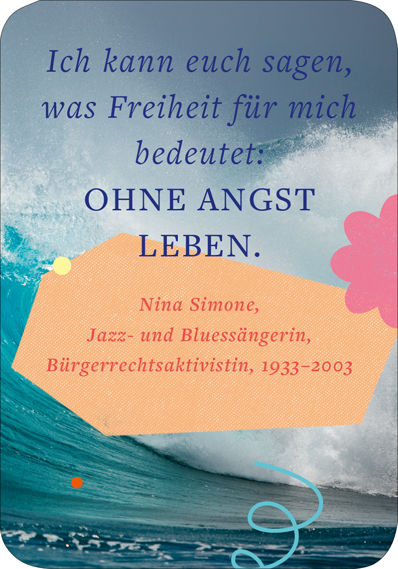 Gezeigt wird eine Innen- oder Zusatzansicht von „Mindset für starke Frauen“. Die Ansicht umfasst einen Hintergrund mit einem dynamischen Wellenmotiv in Blau- und Grüntönen. Darauf steht in großer, lila Schrift der Satz: „Ich kann euch sagen, was Freiheit für mich bedeutet: OHNE ANGST LEBEN.“ Unterhalb ist der Name „Nina Simone“ in kleinerer Schrift dargestellt, gefolgt von ihren Berufsbezeichnungen und Lebensdaten in oranger Schrift. Bunte grafische Elemente wie ein pinker...