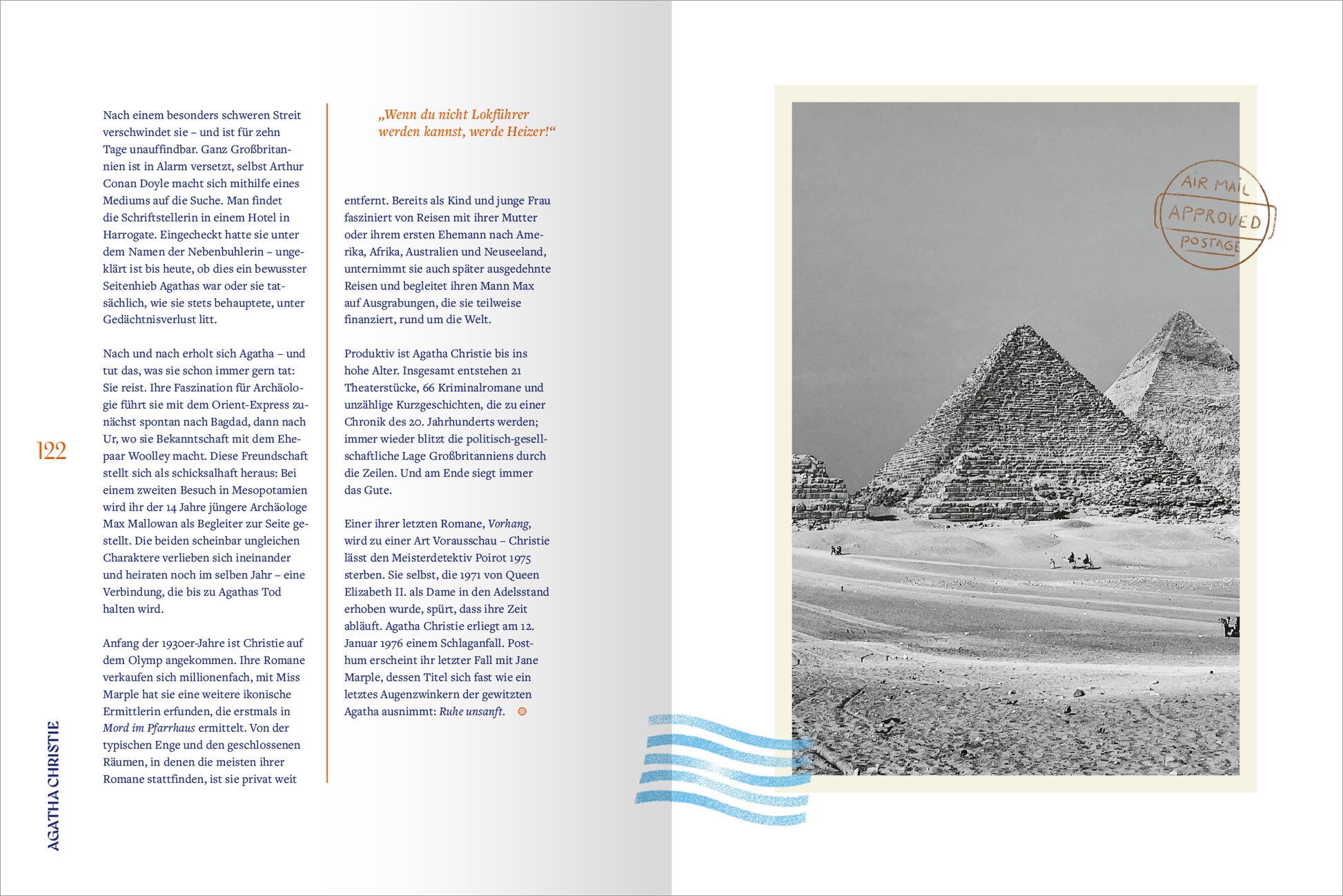 Gezeigt wird eine Innen- oder Zusatzansicht von „Frauen auf Reisen. Von der Freiheit unterwegs zu sein“. Auf der linken Seite befindet sich ein Textblock in blauer Schrift, der auf weißem Hintergrund steht. Rechts ist ein schwarz-weißes Foto der Pyramiden in Ägypten zu sehen, umrahmt von einem schmalen hellen Rahmen. Im oberen Bereich des Bildes befindet sich ein Stempel mit dem Hinweis „Apropos Ägypten“, während darunter eine kleine Darstellung von Wellen zu sehen ist, die das...