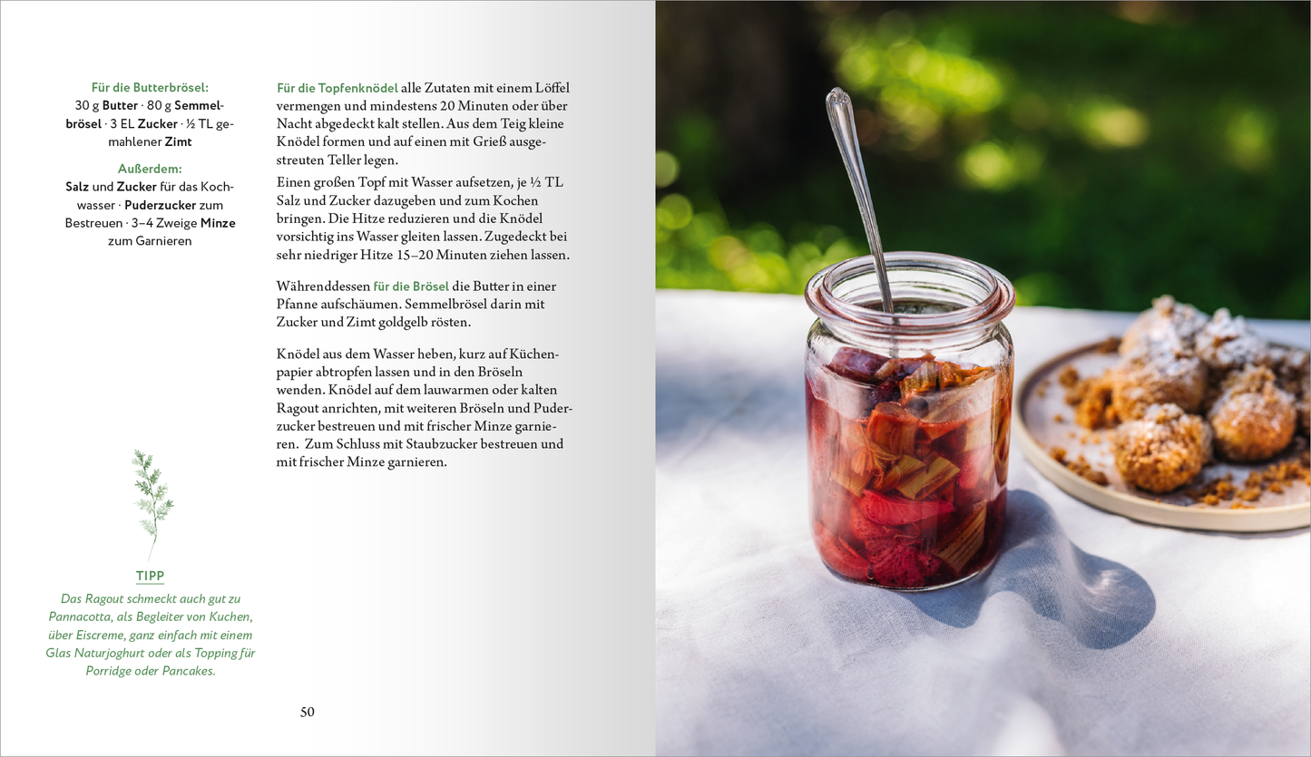 Gezeigt wird eine Innen- oder Zusatzansicht von „Der Geschmack von Frühling“. Die Doppelseite enthält auf der linken Seite einen Abschnitt mit hellen, freundlichen Hintergrundfarben, der in klarer, moderner Typografie die Zutaten für ein Rezept auflistet. Auf der rechten Seite ist ein Glas mit leuchtend rotem Kompott und einem langen Löffel abgebildet. Im Hintergrund sind unscharfe, grüne Elemente sichtbar, die eine frische, natürliche Atmosphäre schaffen. Rechts daneben liegt ein...
