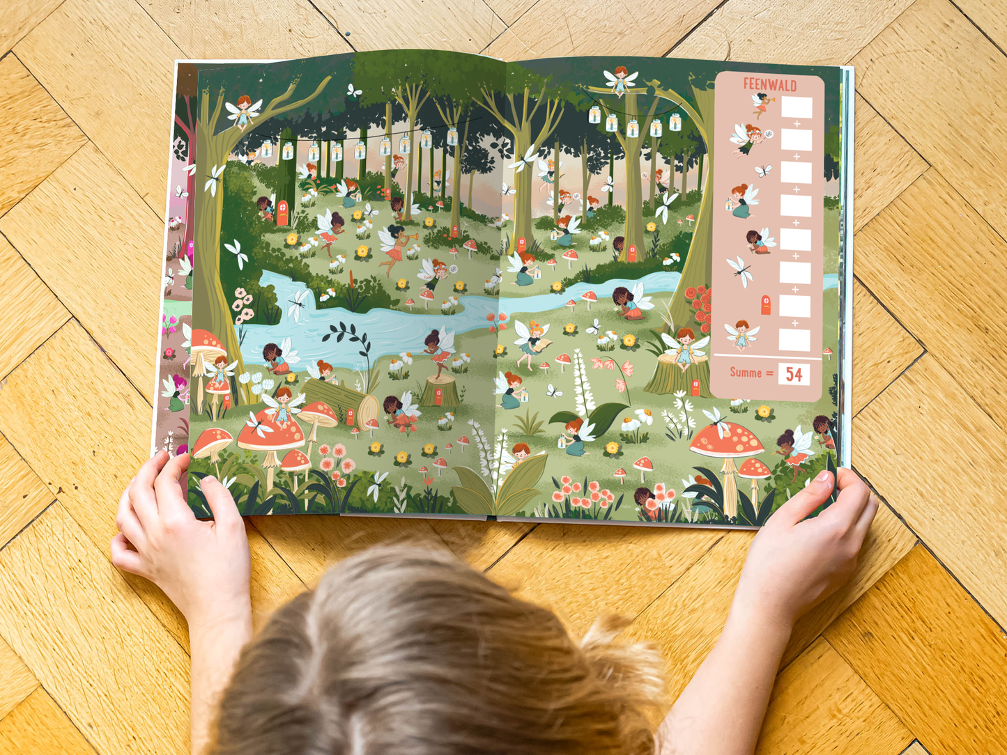 Die Innenseite des Buches „Die große Zauberwesen-Zählerei“ zeigt eine lebendige Waldszene mit vielen bunten Zauberwesen und Tieren, die in der Natur spielen. Auf der linken Seite plätschert ein kleiner Fluss, umgeben von blühenden Pflanzen und Pilzen. Rechts ist ein Zählfeld mit Kästchen, in dem die Summe „54“ notiert ist. Die Farben sind überwiegend in sanften Grüntönen gehalten, ergänzt durch fröhliche Pflanzen- und Tierillustrationen, die eine einladende Atmosphäre...