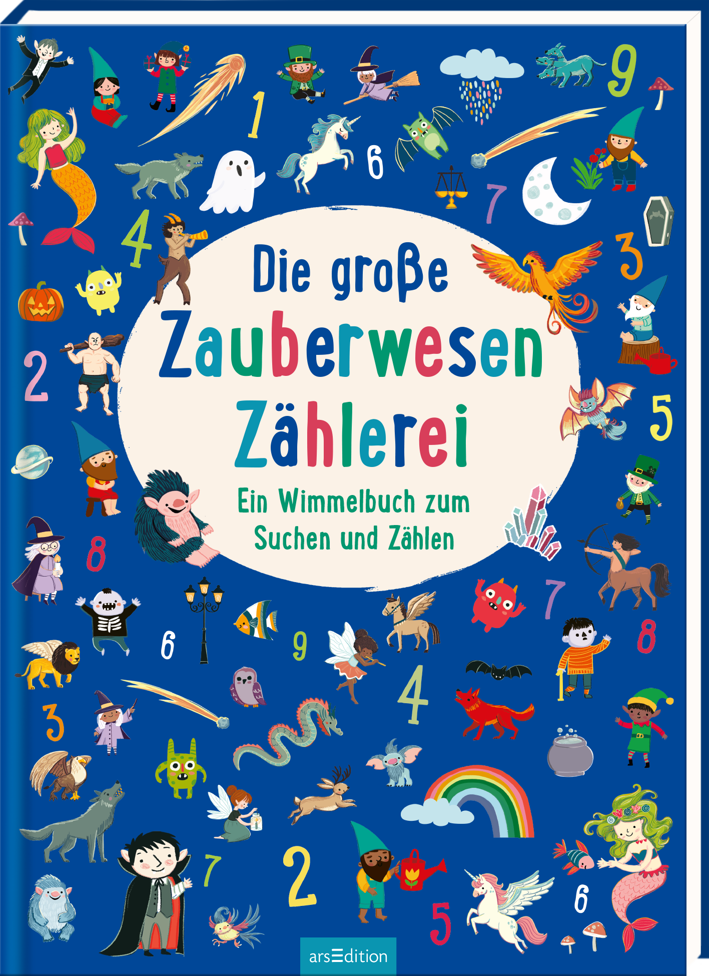 Zu sehen ist die 3D-Ansicht des Titels. Das Cover des Buches „Die große Zauberwesen Zählerei – Ein Wimmelbuch zum Suchen und Zählen“ wird gezeigt. Auf einem leuchtend blauen Hintergrund sind zahlreiche magische Wesen und Charaktere in bunten Farben abgebildet. In der Mitte des Covers steht der Titel. Die Zahlen eins bis neun sind farbenfroh verteilt und begleiten die Figuren. Ganz unten mittig steht der Logoschriftzug von arsEdition.