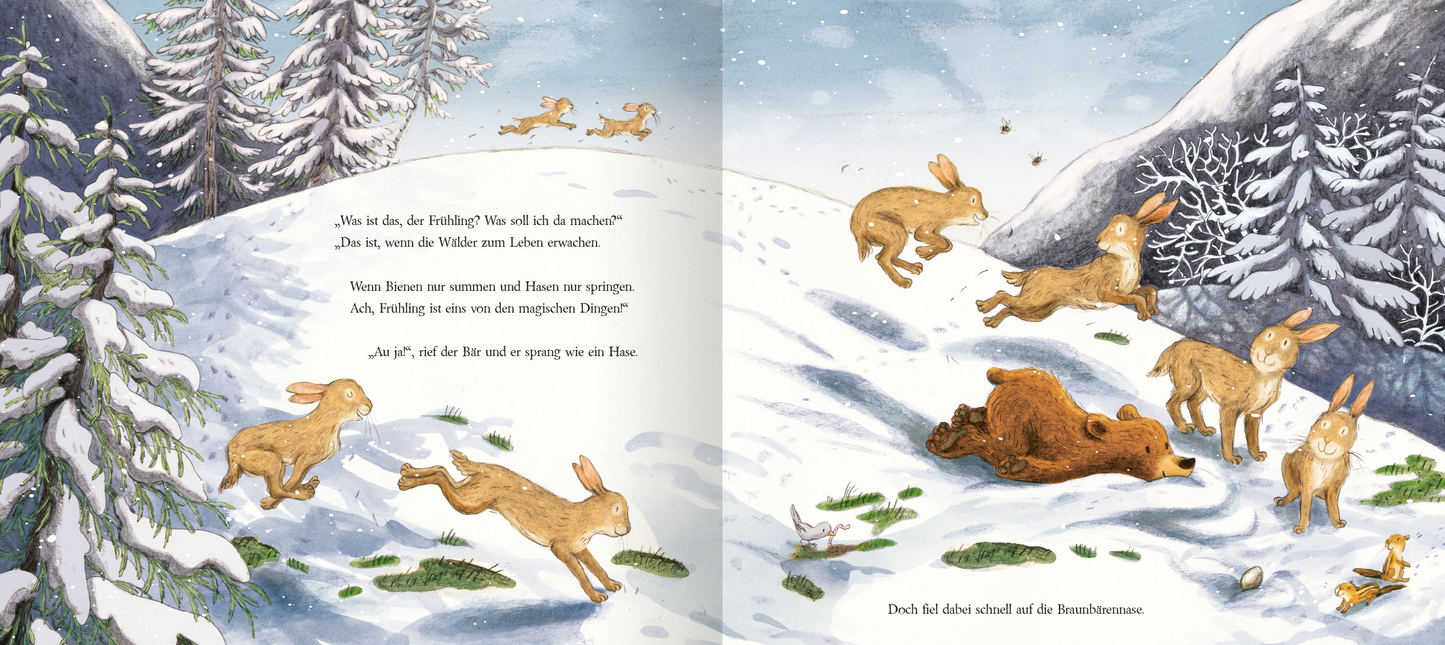 Gezeigt wird eine Innen- oder Zusatzansicht von „Es wird Frühling, kleiner Bär!“. Die Illustration zeigt eine verschneite Winterlandschaft mit schneebedeckten Bäumen im Hintergrund. Im Vordergrund hoppeln mehrere Kaninchen fröhlich über die Schneeoberfläche. Ein kleiner Bär liegt entspannt auf dem Boden. Die sanften Farben in Blau, Weiß und Braun schaffen eine friedliche Atmosphäre. Die Schrift ist spielerisch und kindgerecht, passend zur fröhlichen Stimmung des Buches.