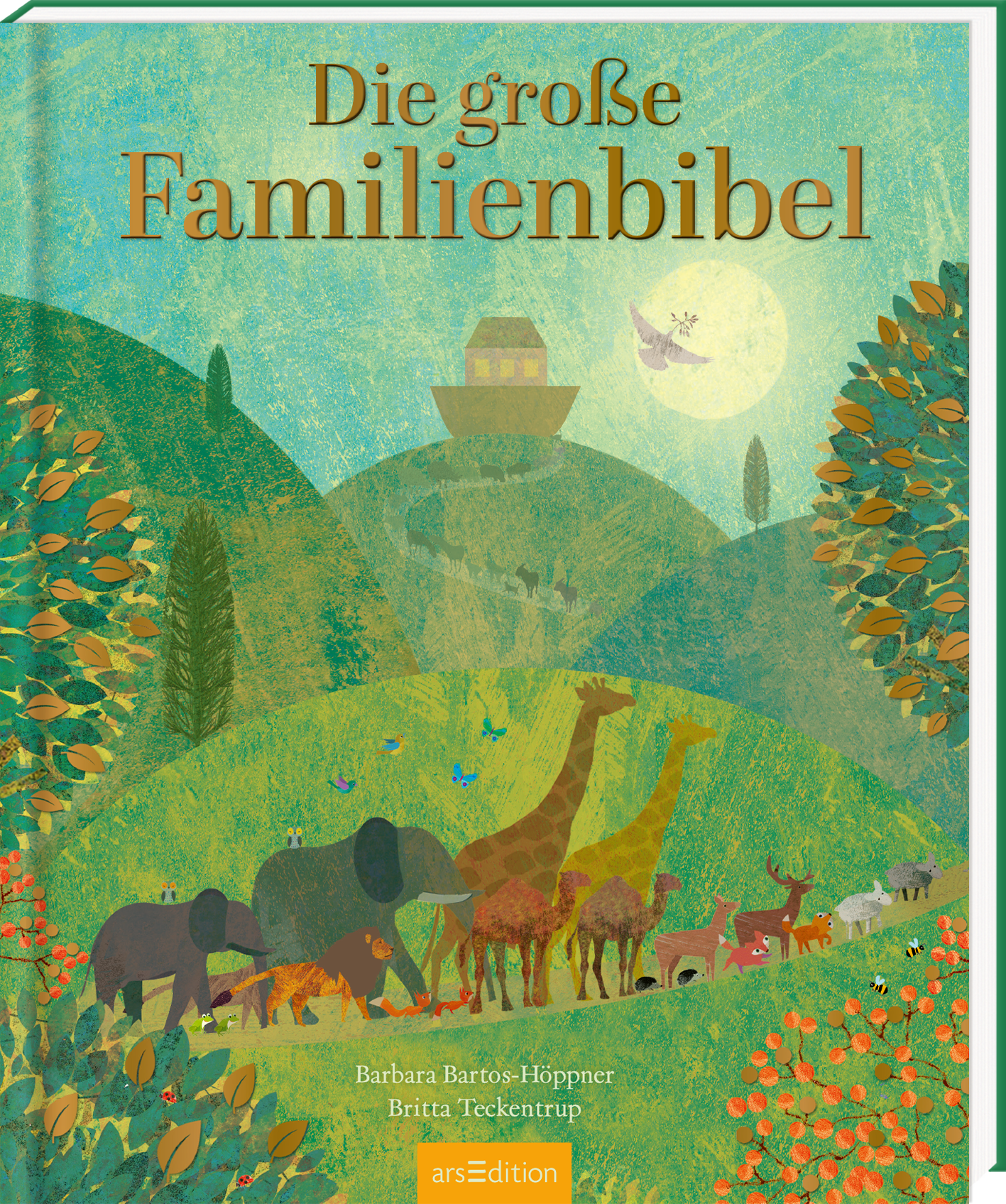 Das Buchcover „Die große Familienbibel“ zeigt eine farbenfrohe, illustrierte Landschaft mit sanften Hügeln, auf denen verschiedene Tiere wie ein Elefant, Giraffen und andere Waldtiere abgebildet sind. Im Hintergrund steht eine große Arche, umgeben von stilisierten Bäumen und Pflanzen. Der Titel ist in goldener, eleganter Schrift mittig platziert. Darüber leuchtet ein großer Vollmond, der von einer schwebenden Gestalt umkreist wird. Ganz unten mittig steht der Logoschriftzug von...