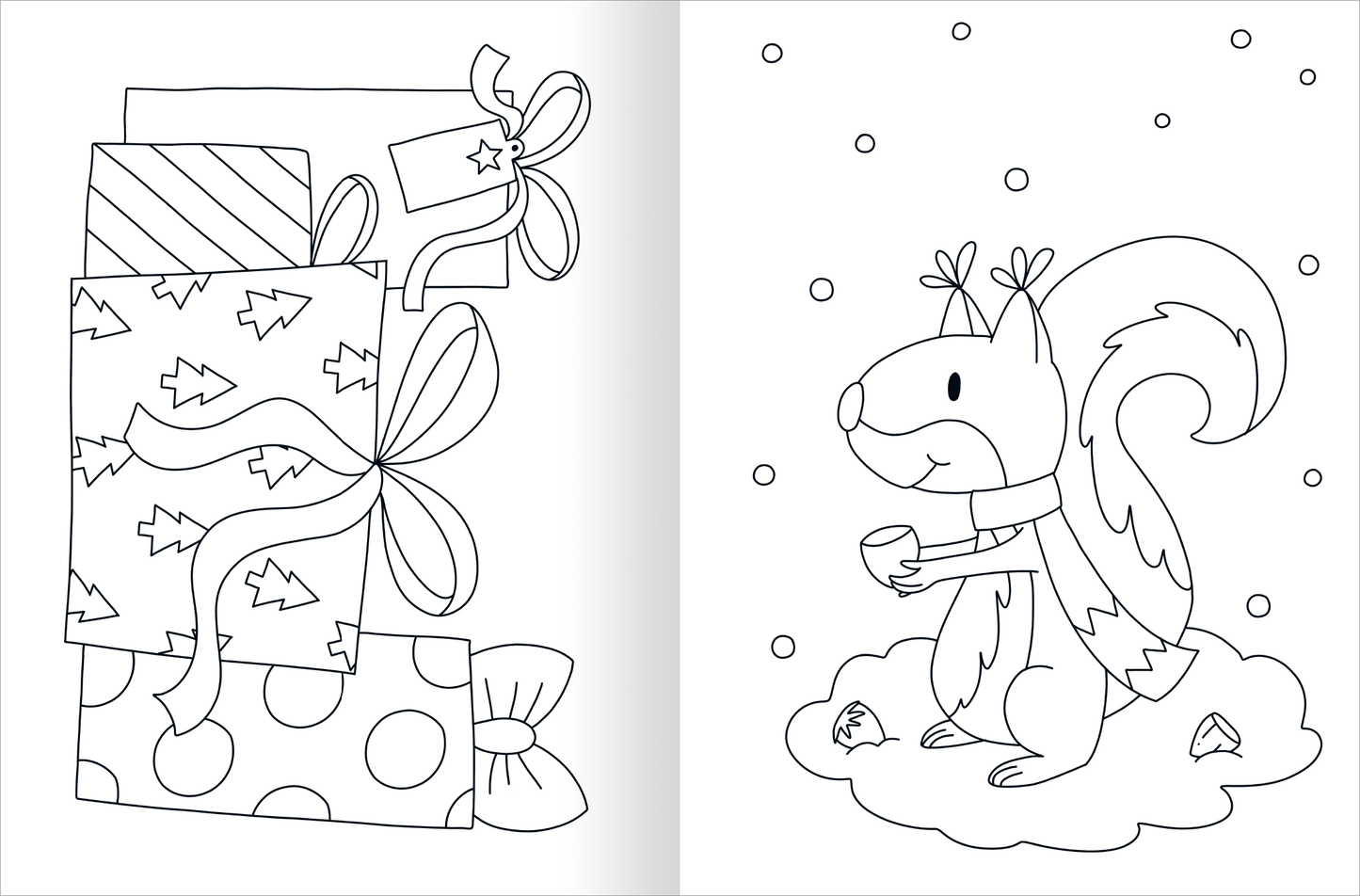 Gezeigt wird eine Innen- oder Zusatzansicht von „Ausmal-Fensterbilder – Im Winter“. Auf der linken Seite sind mehrere Geschenkpäckchen mit unterschiedlichen Mustern, wie z.B. gepunktet und mit Tannenbaum-Motiven, abgebildet, verbunden durch eine große Schleife. Rechts sitzt ein niedliches Eichhörnchen, das eine Tasse in den Händen hält und in einer schneebedeckten Umgebung steht. Die Zeichnungen sind in klaren, einlinigen Konturen gestaltet, die zum Ausmalen einladen.