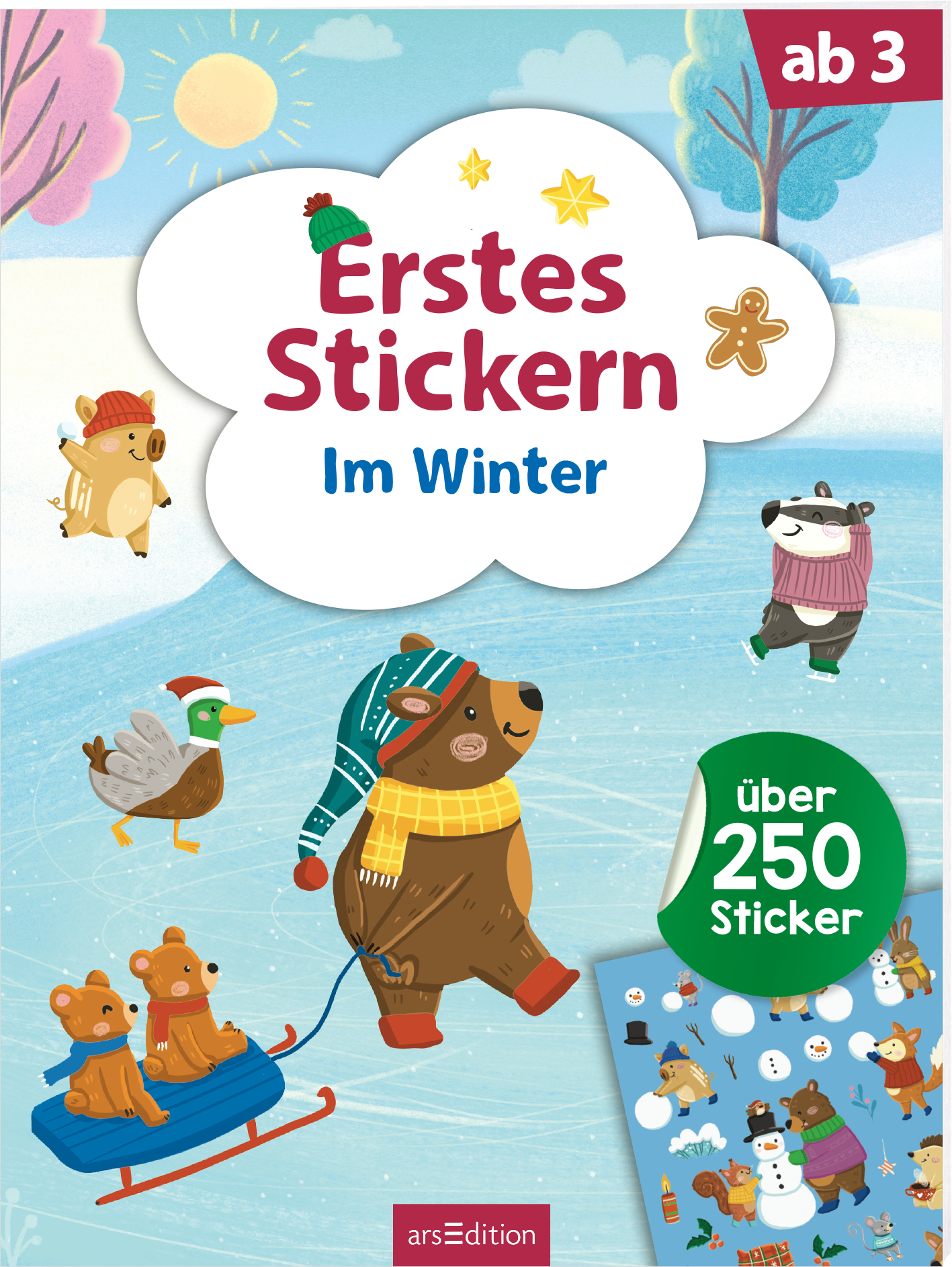 Das dreidimensionale Buchcover zeigt eine winterliche Szenerie mit fröhlichen Tierillustrationen. Im Vordergrund ist ein Bär mit einer Wintermütze und einem gelben Schal zu sehen, der einen Schlitten mit zwei kleinen Bären über eine Eisfläche zieht. Im Hintergrund sind ein Dachs, eine Ente und ein Wildschwein zu sehen, die alle winterlich gekleidet sind. Der Titel „Erstes Stickern“ hebt sich in einer verspielten, roten Schrift ab und ist von einer Wolke umgeben. Darunter steht „Im...
