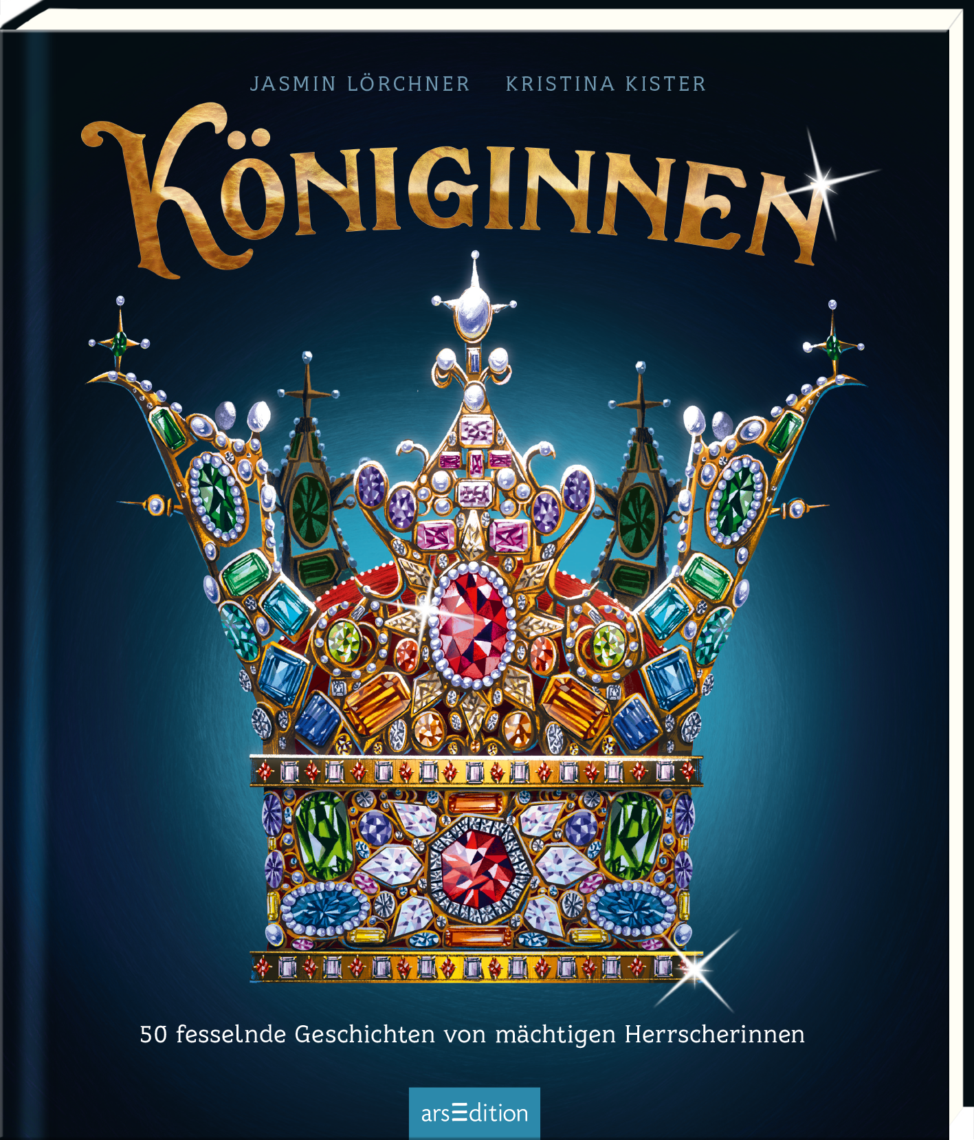 Auf dem Buchcover steht der Titel „Königinnen“ in eleganter, geschwungener Schrift in Gold, die glänzend wirkt. Darunter sind in kleinerer Schrift die Worte „50 fesselnde Geschichten von mächtigen Herrscherinnen“ zu lesen. Im Zentrum prangt eine prächtig verzierte Krone, reich geschmückt mit bunten Edelsteinen und funkelnden Details. Der Hintergrund ist in einem tiefen Blau gehalten, das die Farben der Krone zum Strahlen bringt. Ganz unten mittig steht der Logoschriftzug von...