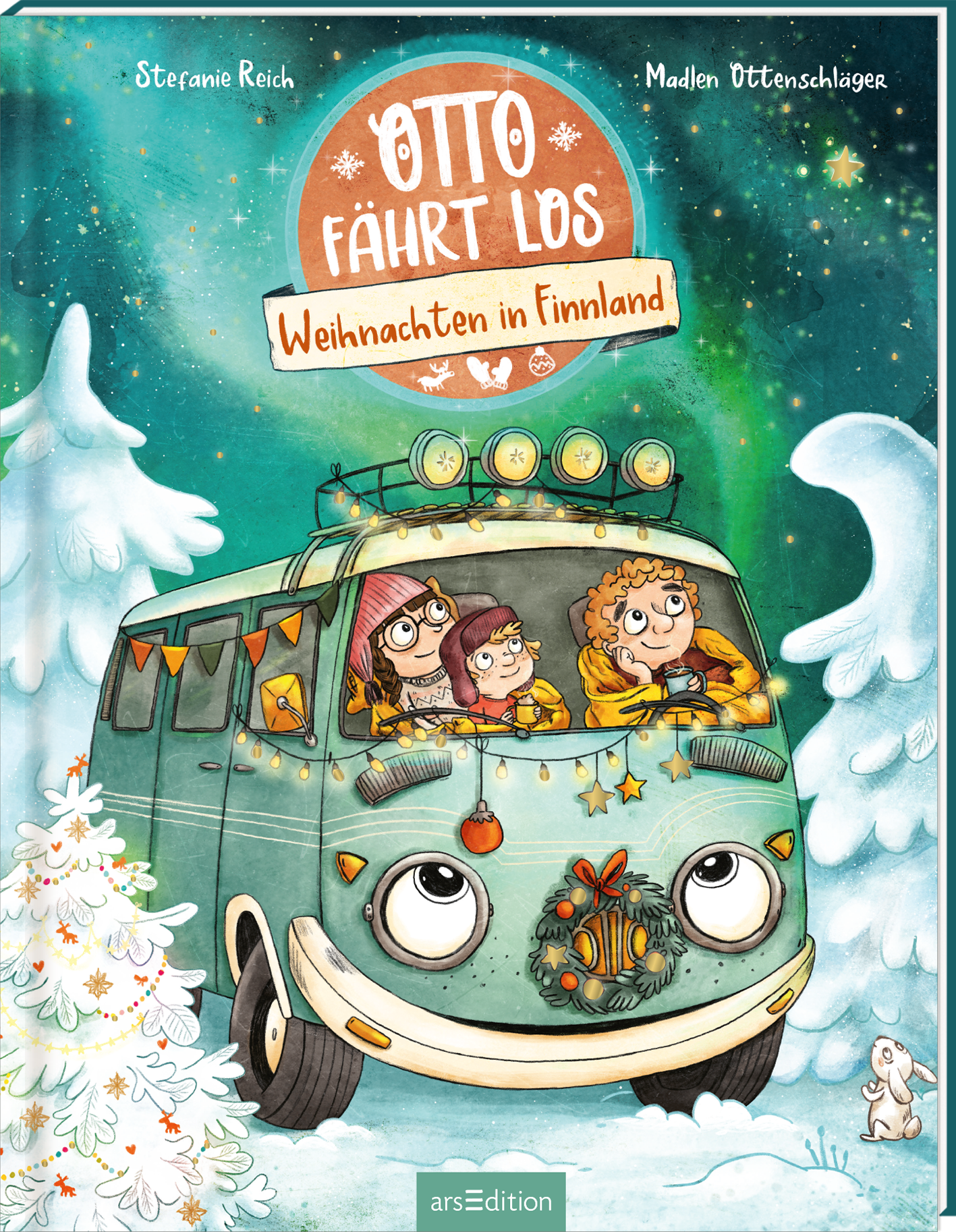 Auf dem Buchcover „Otto fährt los – Weihnachten in Finnland“ von Stefanie Reich und Madlen Ottenschläger steht ein türkisfarbener Campingbus im Mittelpunkt, der in einer winterlichen Landschaft steht. In ihm sitzt eine Familie bestehend aus Papa, Mama und Sohn, die sich ihre Hände an Teetassen wärmen und auf einen Stern am Himmel blicken. Vorne links steht ein verschneiter, geschmückter Weihnachtsbaum. Vorne rechts sitzt ein Schneehase. Die Szenenfarbe ist hauptsächlich in kühlen...