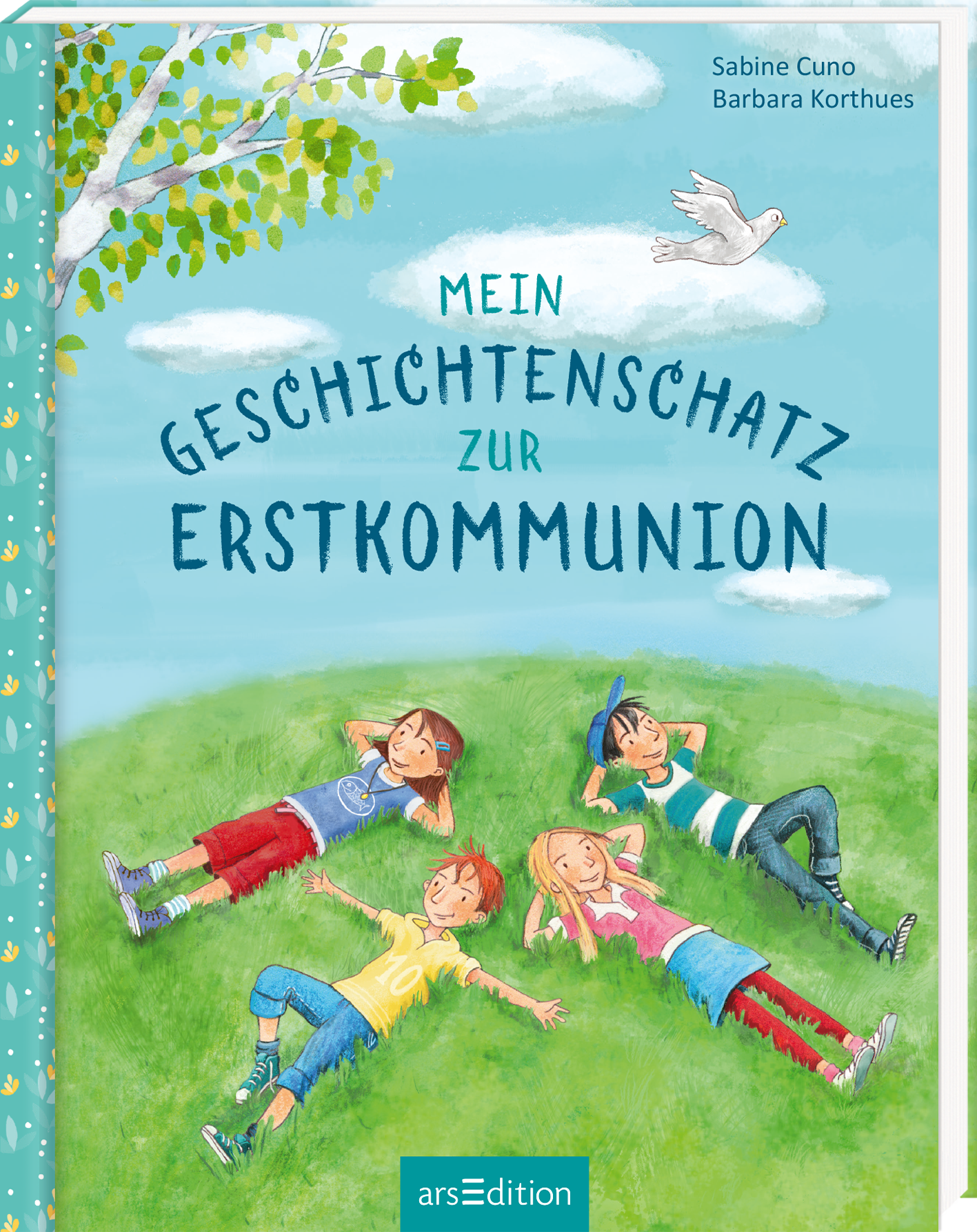 Das Buchcover zeigt eine fröhliche Szene im Freien, wo vier Kinder auf einer grünen Wiese liegen und in den Himmel schauen. Der Himmel ist hellblau mit einigen weißen Wolken und einem schwebenden weißen Vogel. Die Titelzeile „MEIN GESCHICHTENSCHATZ ZUR ERSTKOMMUNION“ ist in kräftiger, verspielter Typografie in Dunkelblau gestaltet. Links oben ist ein Baum zu sehen, der durch grüne Blätter belebt wird. Ganz unten mittig steht der Logoschriftzug von arsEdition.