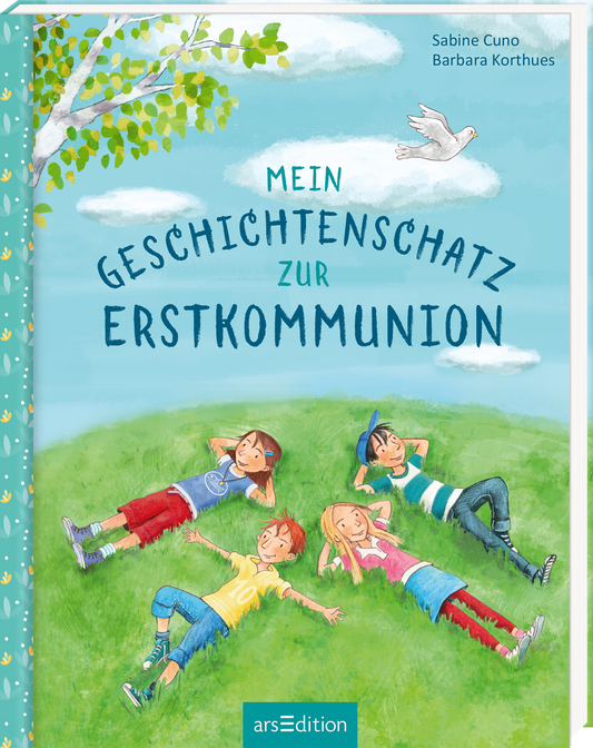 Das Buchcover zeigt eine fröhliche Szene im Freien, wo vier Kinder auf einer grünen Wiese liegen und in den Himmel schauen. Der Himmel ist hellblau mit einigen weißen Wolken und einem schwebenden weißen Vogel. Die Titelzeile „MEIN GESCHICHTENSCHATZ ZUR ERSTKOMMUNION“ ist in kräftiger, verspielter Typografie in Dunkelblau gestaltet. Links oben ist ein Baum zu sehen, der durch grüne Blätter belebt wird. Ganz unten mittig steht der Logoschriftzug von arsEdition.