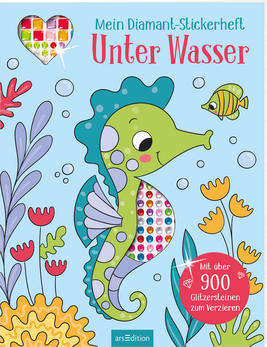Gezeigt wird die 3D-Ansicht des Titels. Das Cover zeigt einen fröhlichen Seepferdchen in sanften Grüntönen mit bunten Glitzersteinen auf seinem Körper. Umgeben wird es von bunten Pflanzen und schwimmenden Fischen, alles vor einem hellblauen Hintergrund. Der Titel „Mein Diamant-Stickerheft Unter Wasser“ ist in einer verspielten blauen und roten Schriftart oben platziert. Ein rotes Banner weist auf „Mit über 900 Glitzersteinen zum Verzieren“ hin. Ganz unten mittig steht der...
