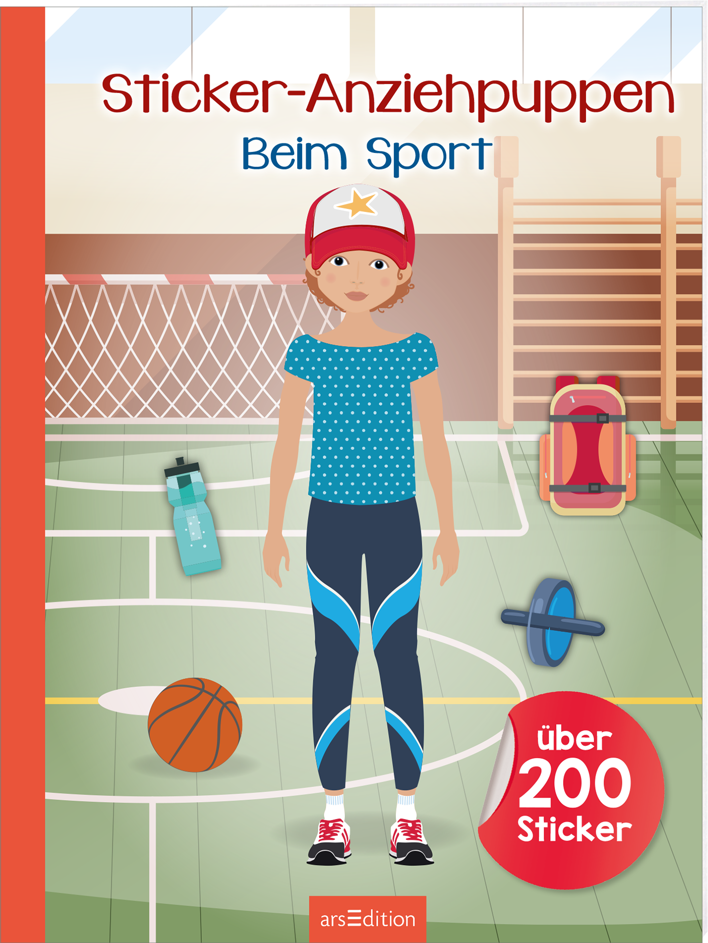 Zu sehen ist die 3D-Ansicht des Titels. Auf dem Cover ist eine sportlich gekleidete Anziehpuppe in einer hellen Sporthalle abgebildet. Die Anziehpuppe trägt ein blaues Shirt mit Punkten und eine rote Kappe. Im Hintergrund sind Sportgeräte wie ein Basketball und eine Wasserflasche zu sehen. Über der Figur steht in roten Buchstaben „Sticker-Anziehpuppen“ und darunter in blauer Schrift „Beim Sport“. Ein roter Button mit dem Text „über 200 Sticker“ ist ebenfalls prominent platziert....