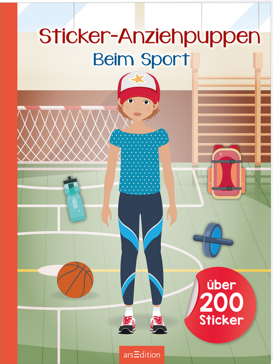 Zu sehen ist die 3D-Ansicht des Titels. Auf dem Cover ist eine sportlich gekleidete Anziehpuppe in einer hellen Sporthalle abgebildet. Die Anziehpuppe trägt ein blaues Shirt mit Punkten und eine rote Kappe. Im Hintergrund sind Sportgeräte wie ein Basketball und eine Wasserflasche zu sehen. Über der Figur steht in roten Buchstaben „Sticker-Anziehpuppen“ und darunter in blauer Schrift „Beim Sport“. Ein roter Button mit dem Text „über 200 Sticker“ ist ebenfalls prominent platziert....